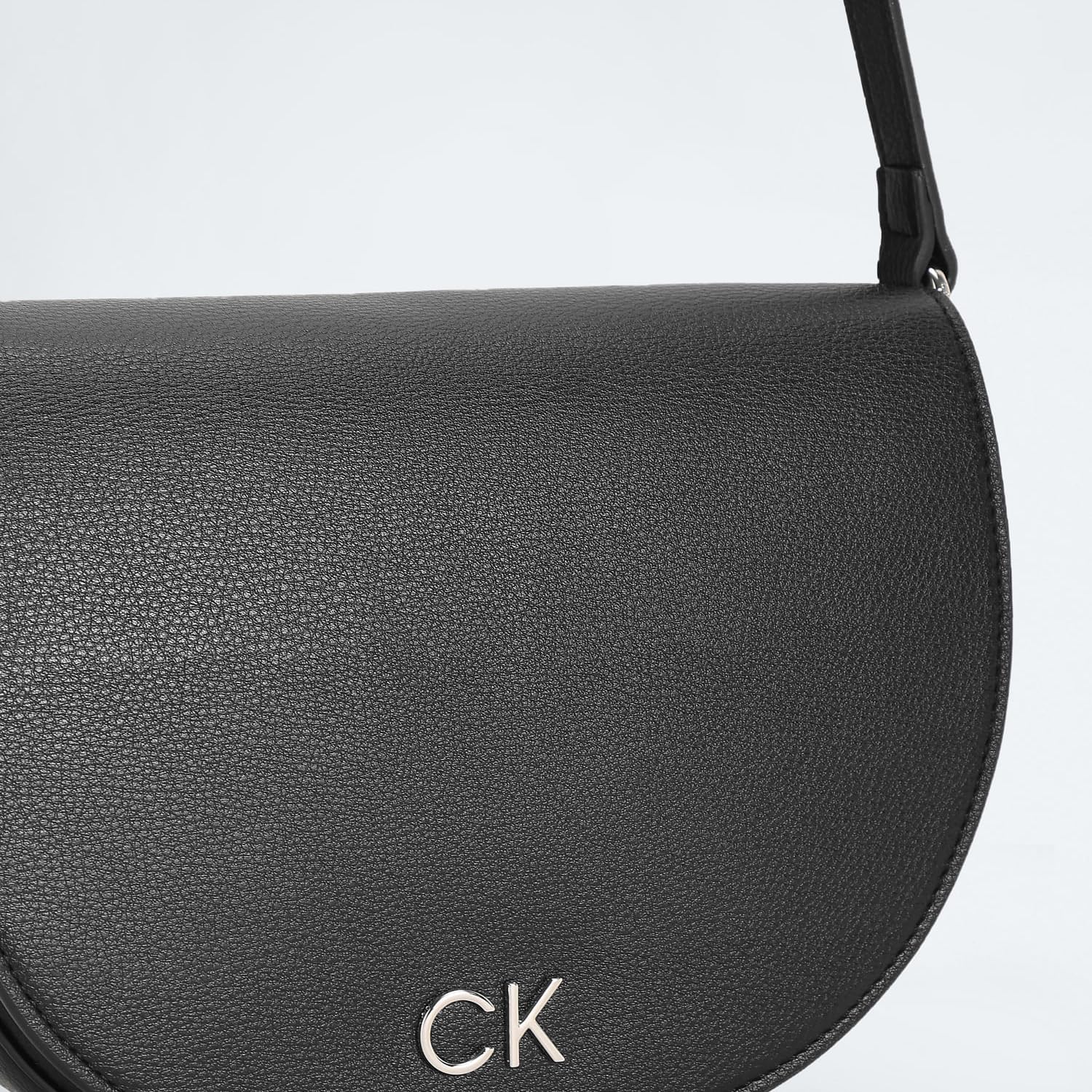 Calvin Klein Bolso Bandolera para Mujer Ck Daily Saddle Bag Pebble Pequeño, Negro (Ck Black), Talla única