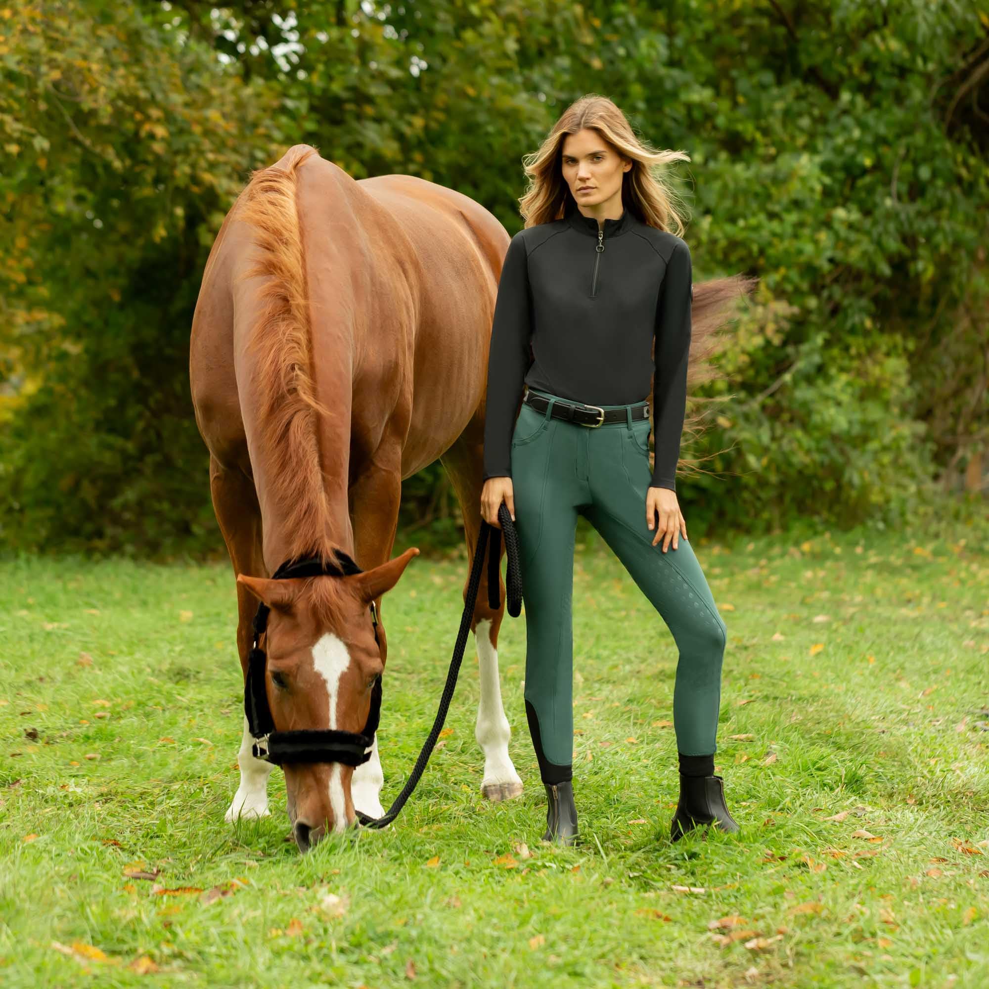 Equinavia Valkyrie - Cabestro de caballo ajustable con acolchado ultra suave, color negro y negro
