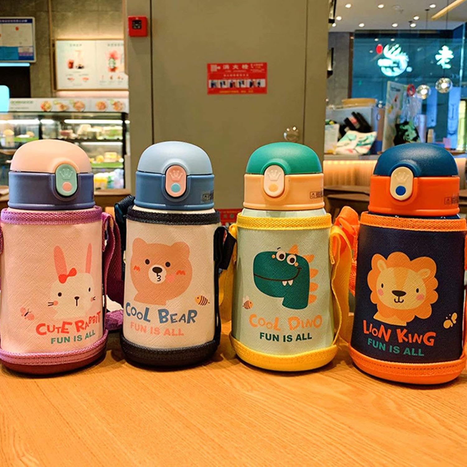 Amazon Co Jp 水筒 魔法瓶 ストローボトル子供 キッズボトル ステンレスボトル 漏れない 水筒子供 魔法瓶子供 おしゃれ 真空断熱 保温 保冷 ステンレス製 携帯式 ショルダーストラップ付き 水筒ケース クマ ホーム キッチン