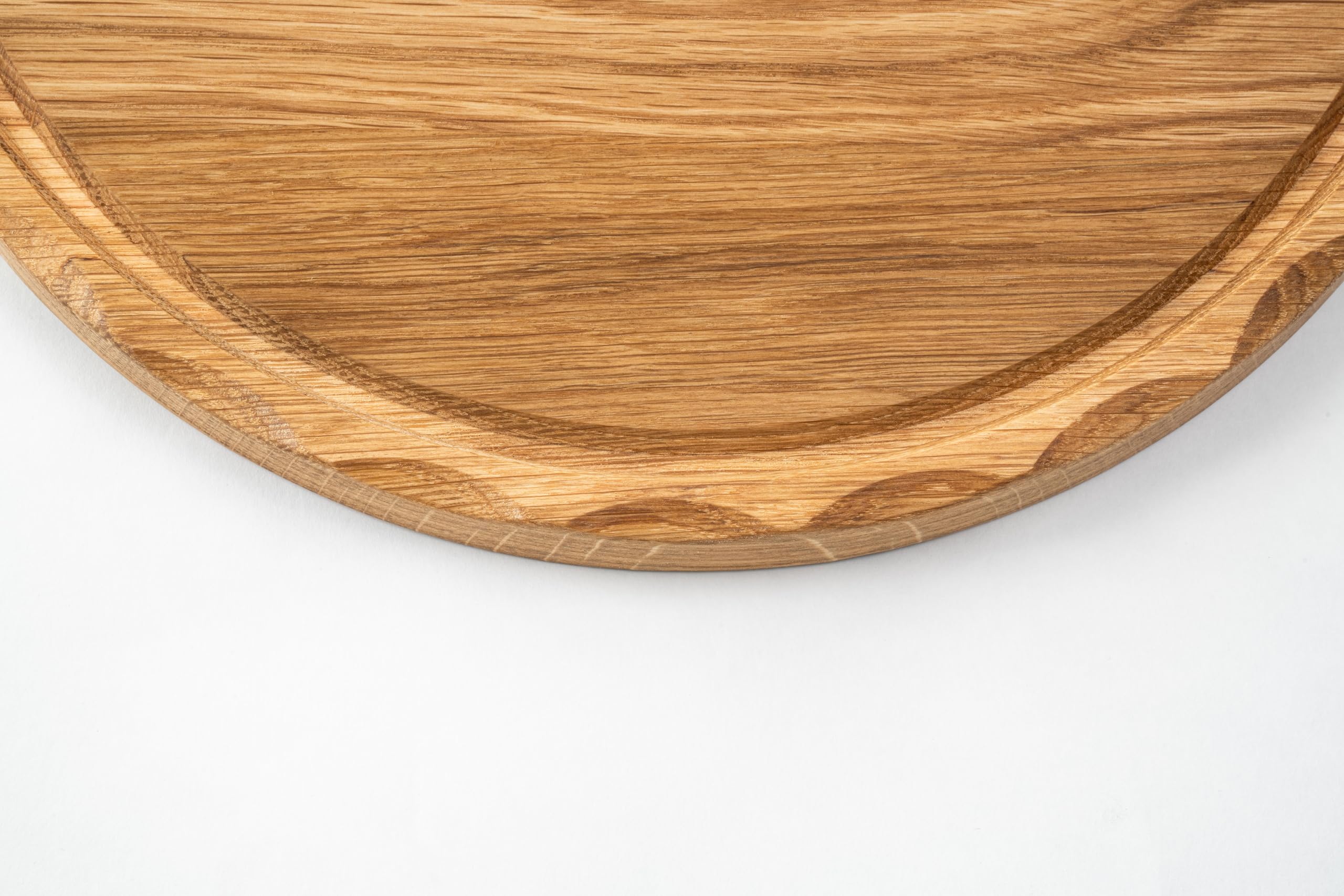 Arbor Lot de 4 assiettes en bois de chêne massif Ø 30 cm – Planches à découper et de service rondes avec bord à facettes et rainure à jus – Assiette en bois véritable de 2 cm d'épaisseur, huilée