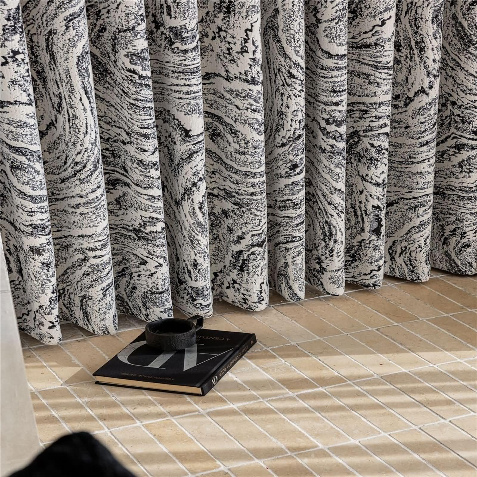 2 Panneaux Rideaux Occultant, Rideau Isolant Thermique à Crochets Motif Jacquard Vintage avec Bordure Noir et Pompon en Velours Rideaux Chambre Salon Gris Noir, 107L x 229H cm
