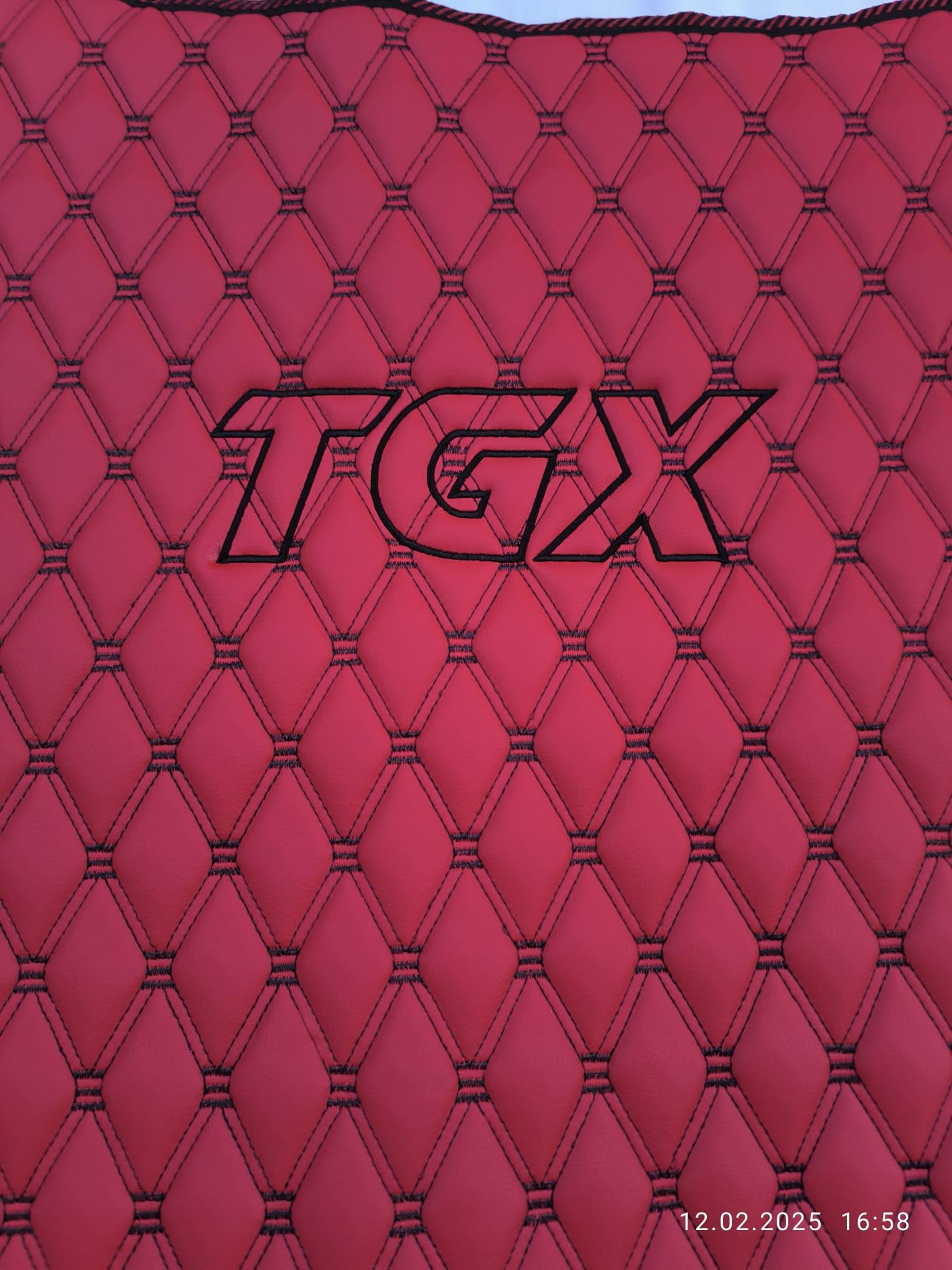 Alfombra de camión compatible con MAN TGX 2020+ alfombrilla de pie (material rojo, hilo negro)
