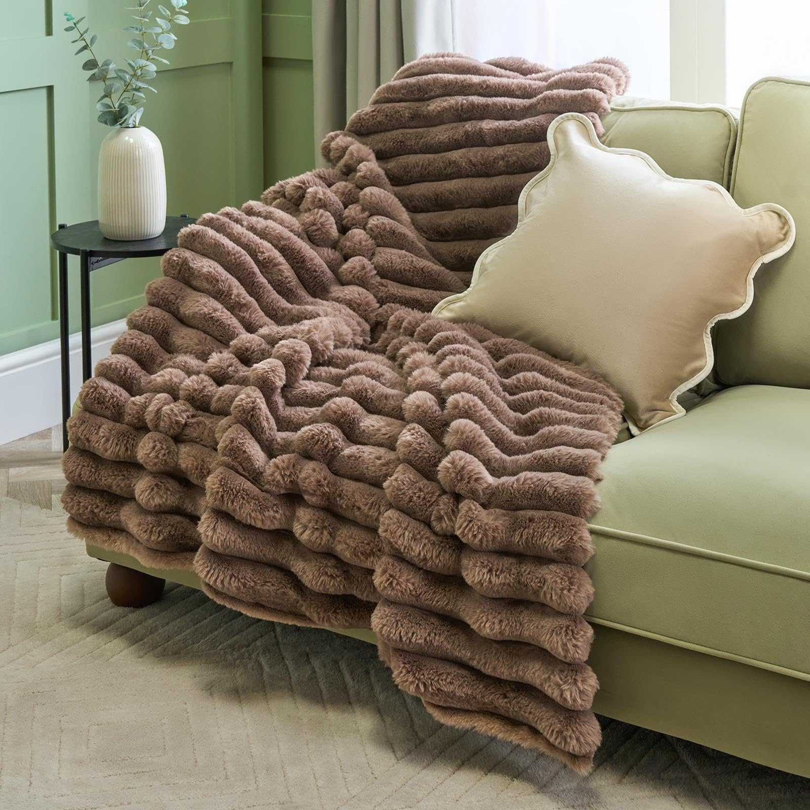 OHS Faux Fur Fleece Blanket for Bed, Soft Warm Jumbo Ribbed Faux Fur Throw Over Sofa Couch Decorative Single Bed Throw Fluffy cosy Large Throws for Sofas, Mink - 120 x 150cm