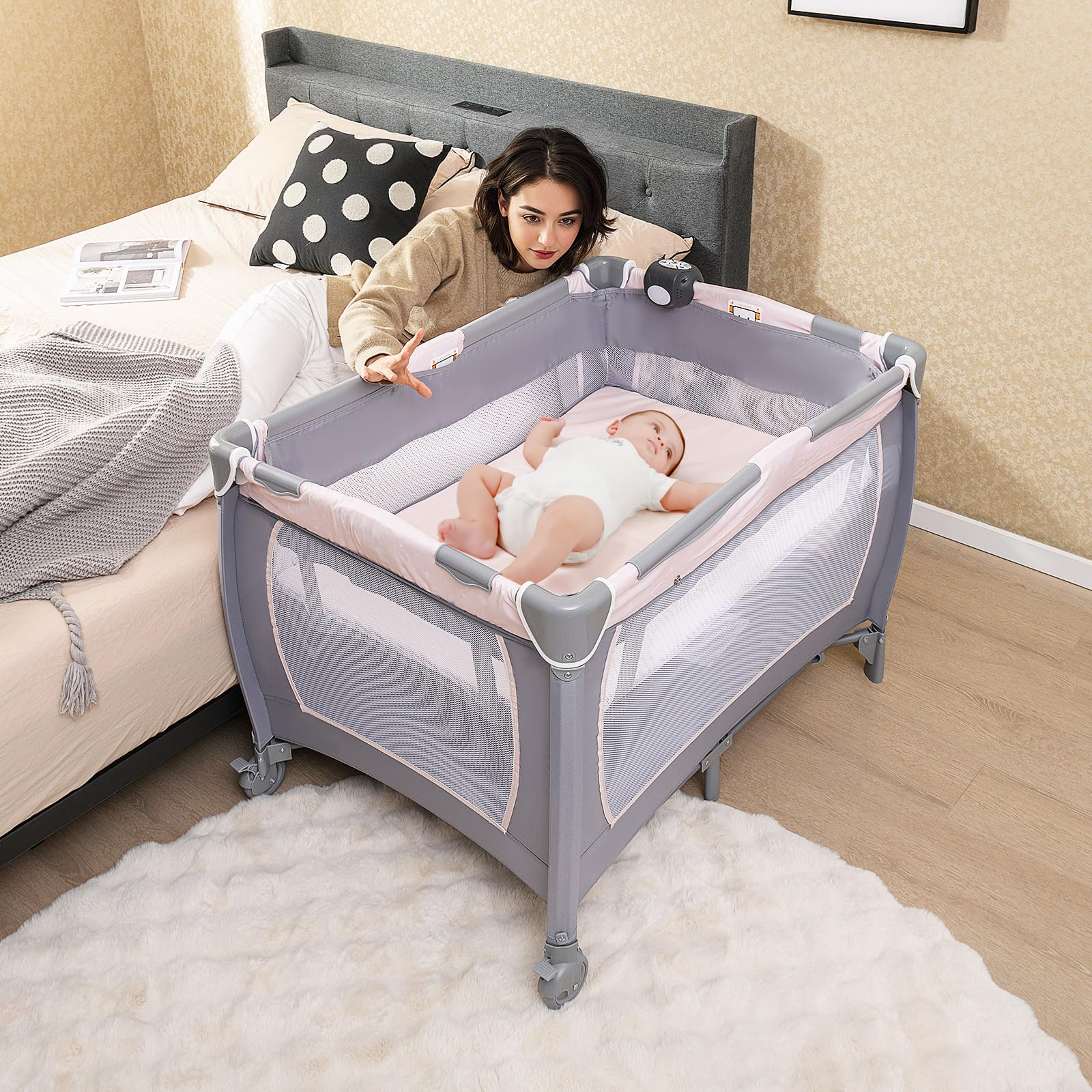 DREAMADE 5-in-1 Reisebett Baby, Beistellbett mit Matratze, Wickelauflage, Rollen & Tragetasche, Babybett mit Musikbox & Hängespielzeug, für Neugeborene und Kleinkinder (Pink)
