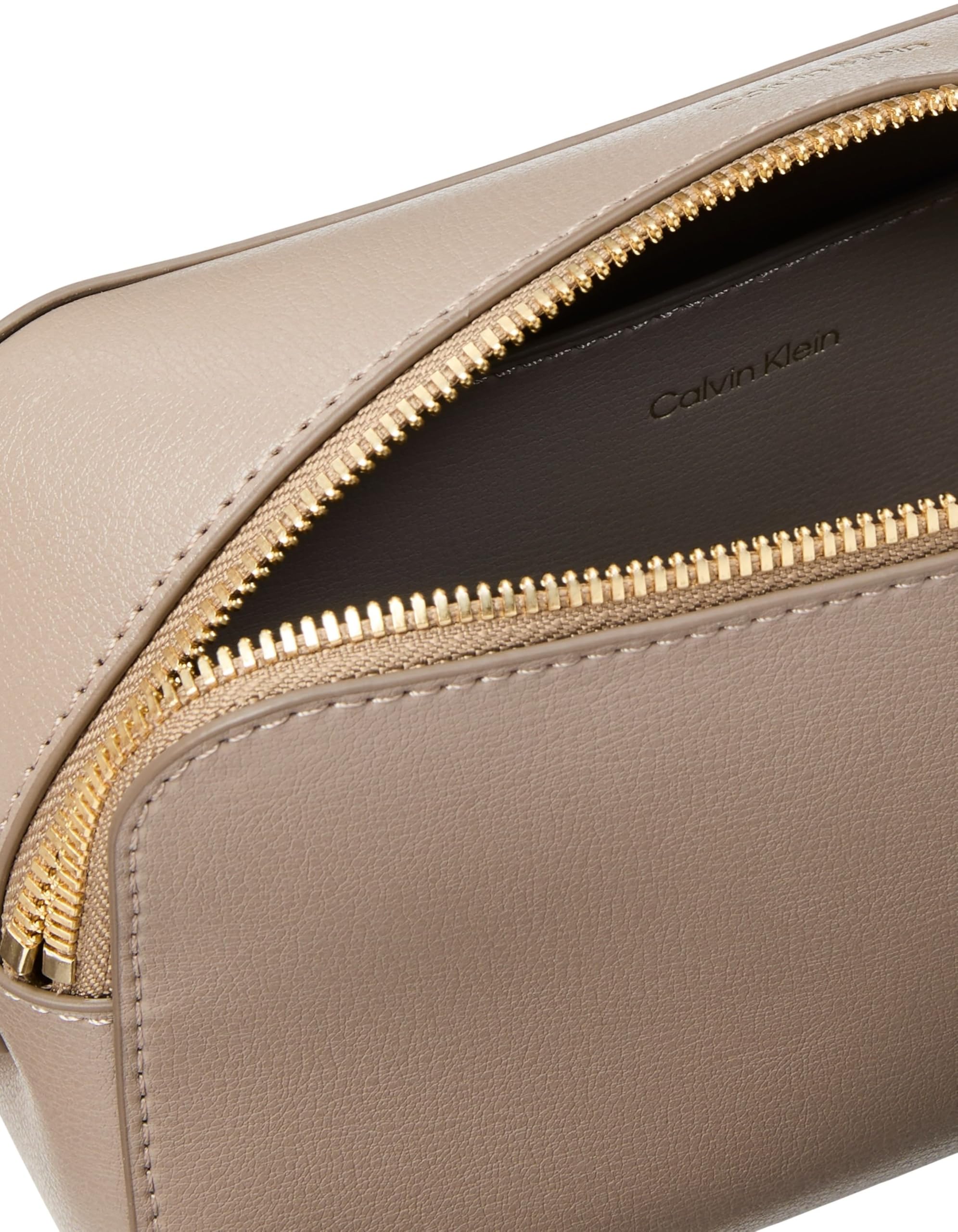 Calvin Klein Damen Umhängetasche Logo Elongated Camera Bag mit Reißverschluss
