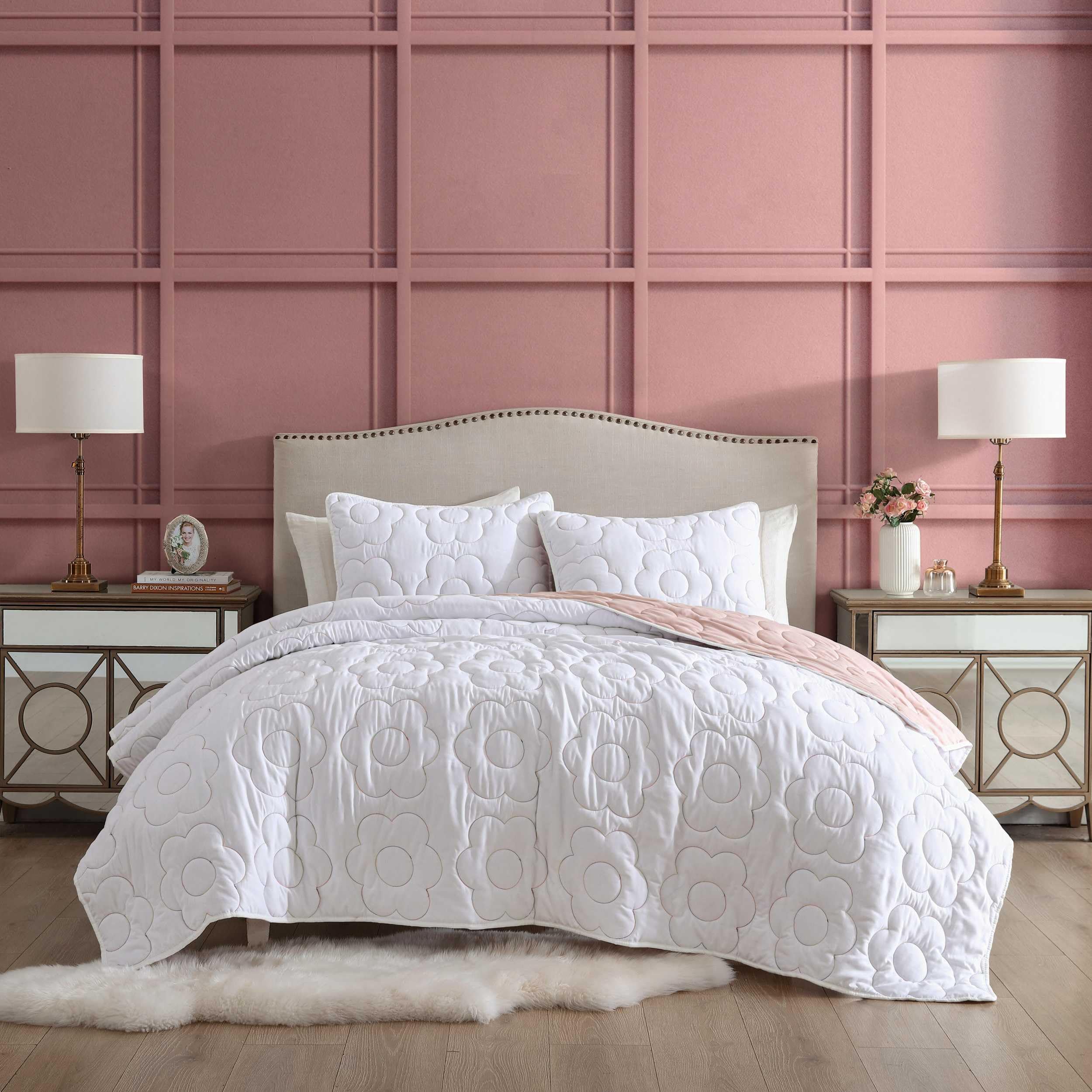 Quilt Set, Luxurious Bedding with Matching Shams, Oversized Floral Design, Modern Charm Room Essentials (Rainbow Stitch White, King)