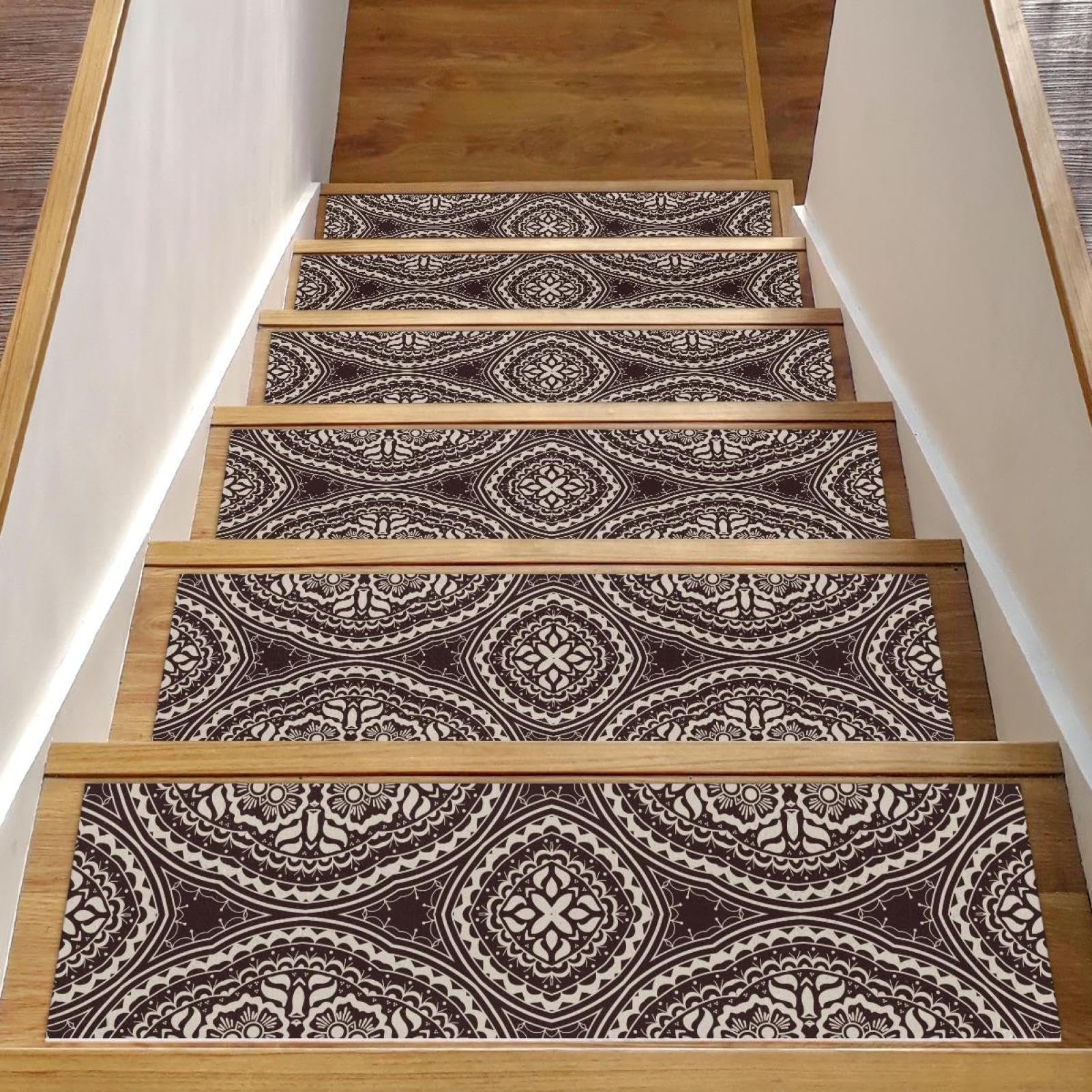 Tapis d'escalier marron au henné pour protéger votre famille à la maison