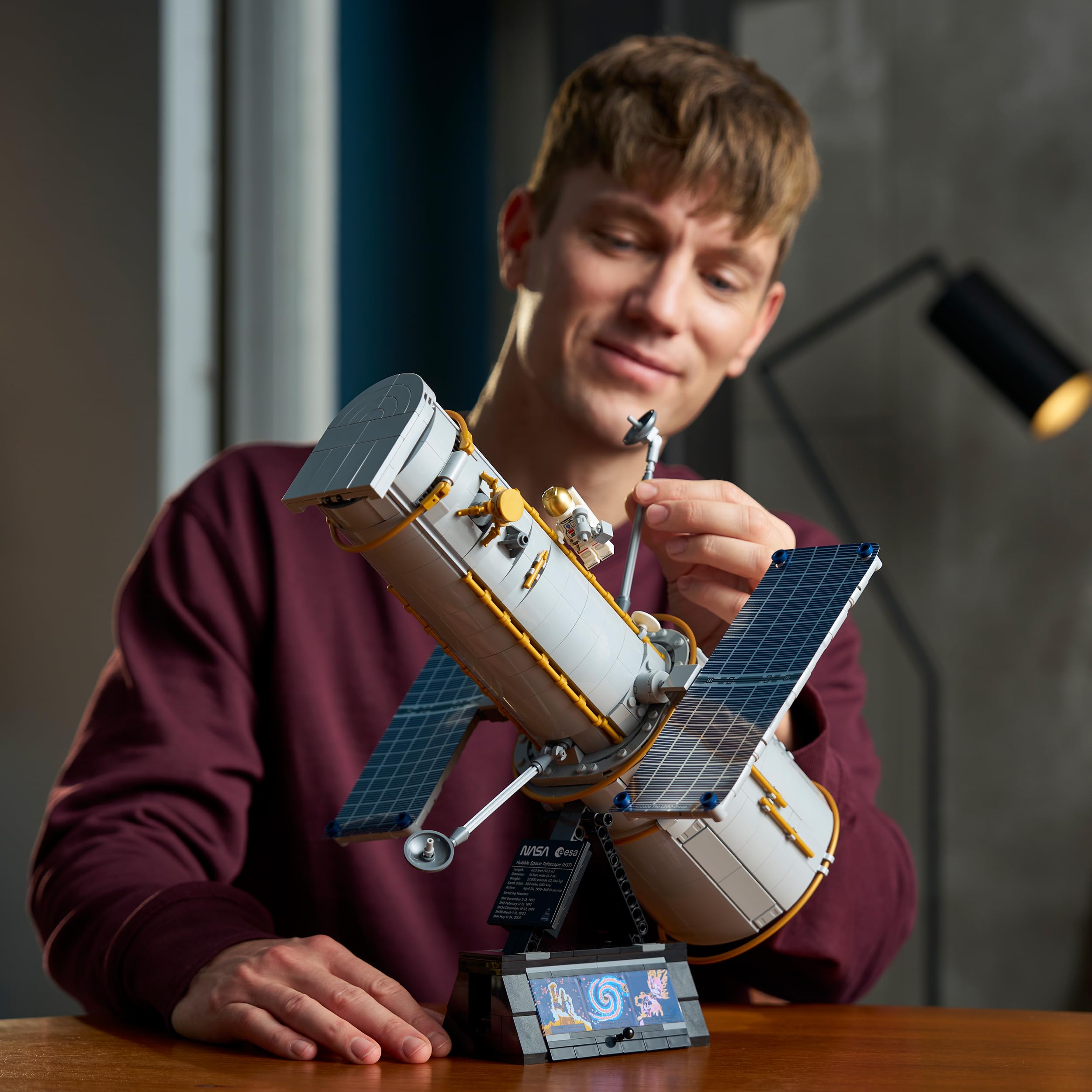 LEGO Icons Telescopio Spaziale Hubble - Kit di Modellismo 3D per Adulti - Set STEM con Pannelli Solari, Quadro Comandi e Minifigure di Astronauta - Regalo Fai da Te per i Fan dell'Astronomia - 11382