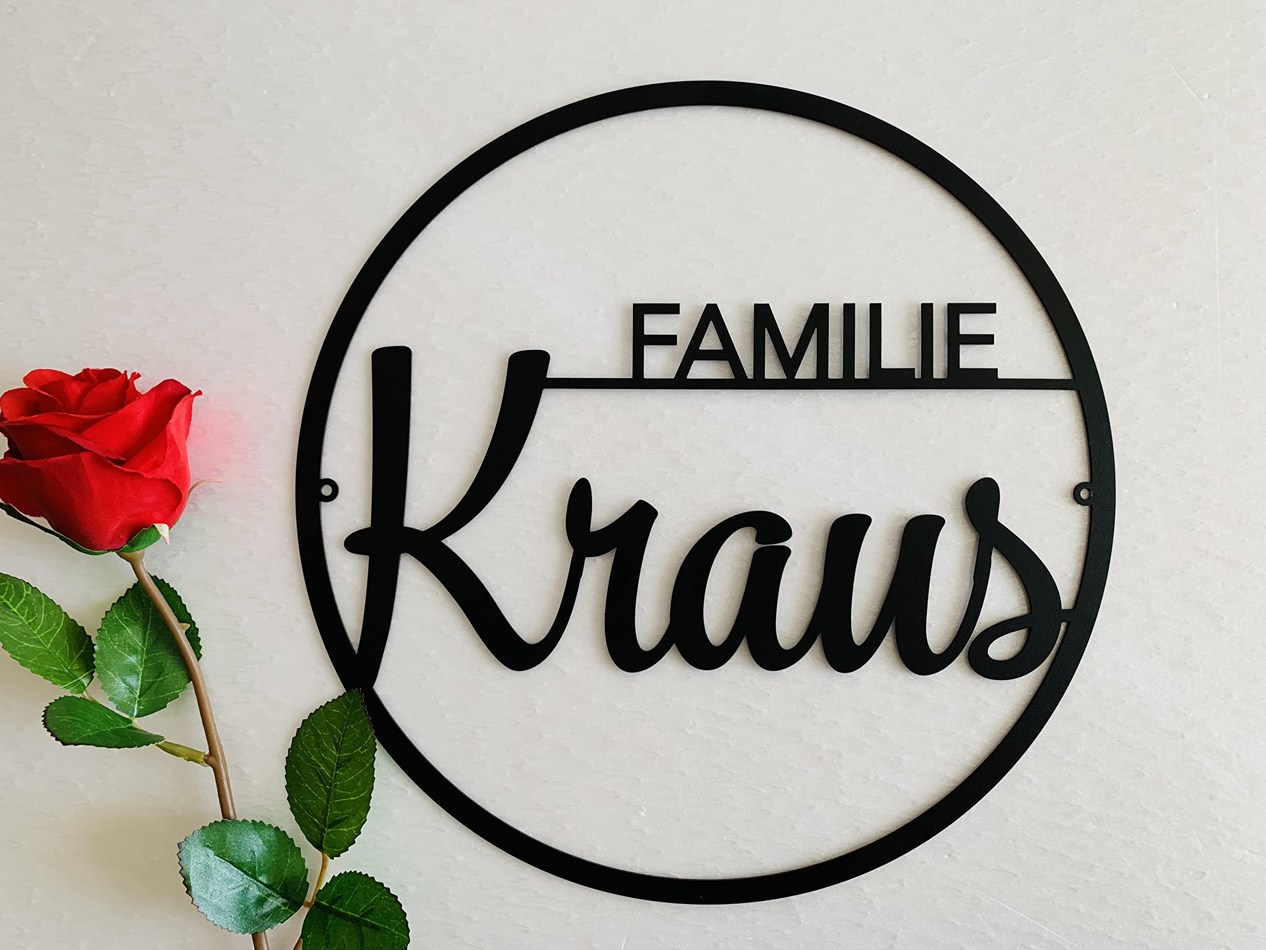 Personalisierter Türkranz aus Metall mit Familiennamen für Wand | Mit individuellem Nachnamen, Aufhängelöchern sowie mehreren Größen und Farben für den Innen- und Außenbereich (Design 1)
