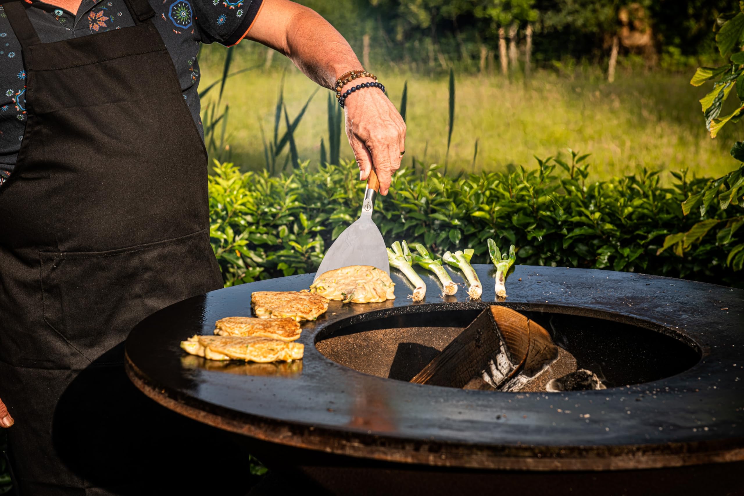 Forged BBQ Plancha spachtel, Grillspachtel, für Gasgrill, Feuerplatte und Teppanyaki, Olivenholz griff