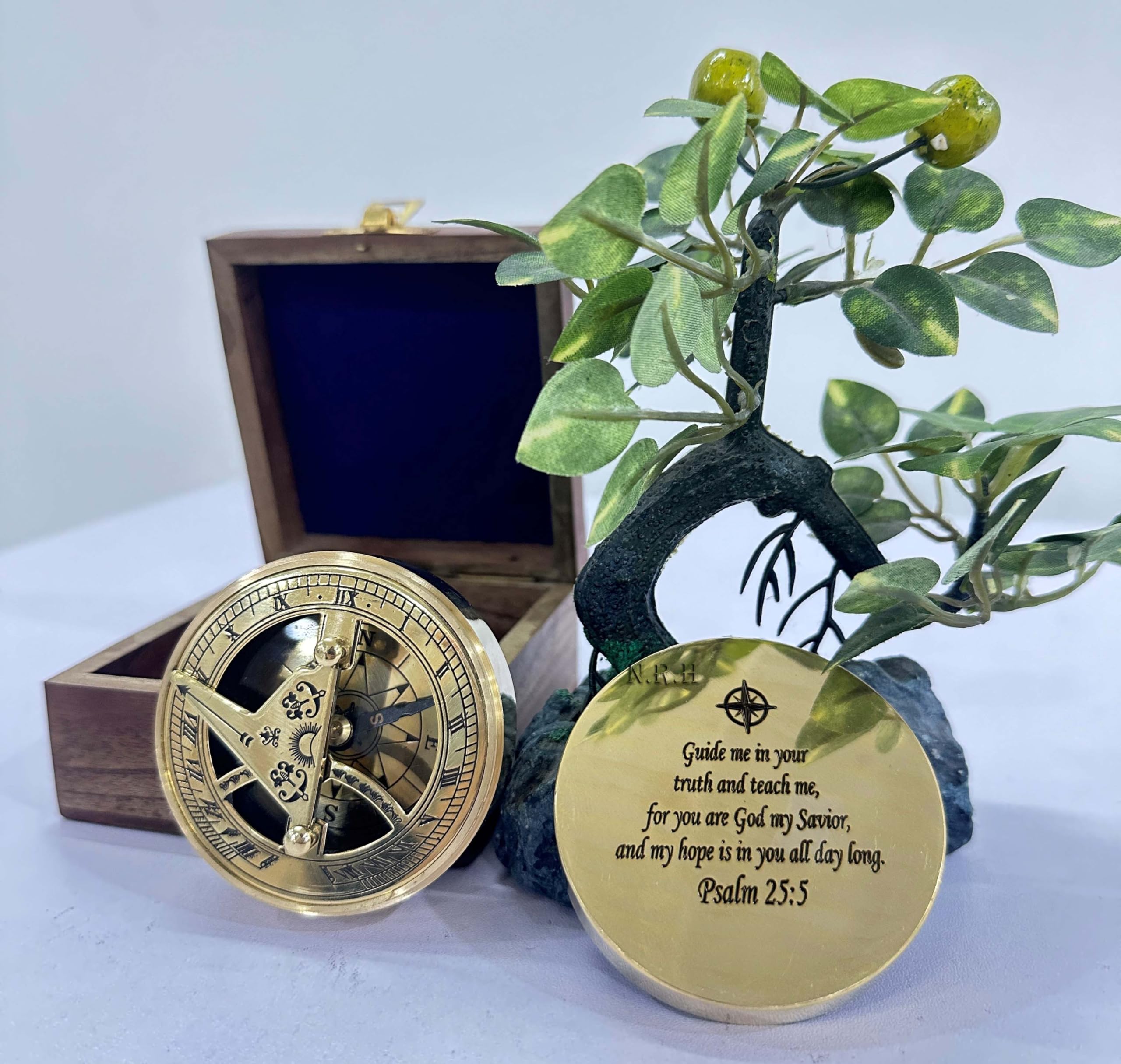 Brújula grabada con caja de madera marrón con texto en inglés «Your Teacher For Teachers Day Working Direction»