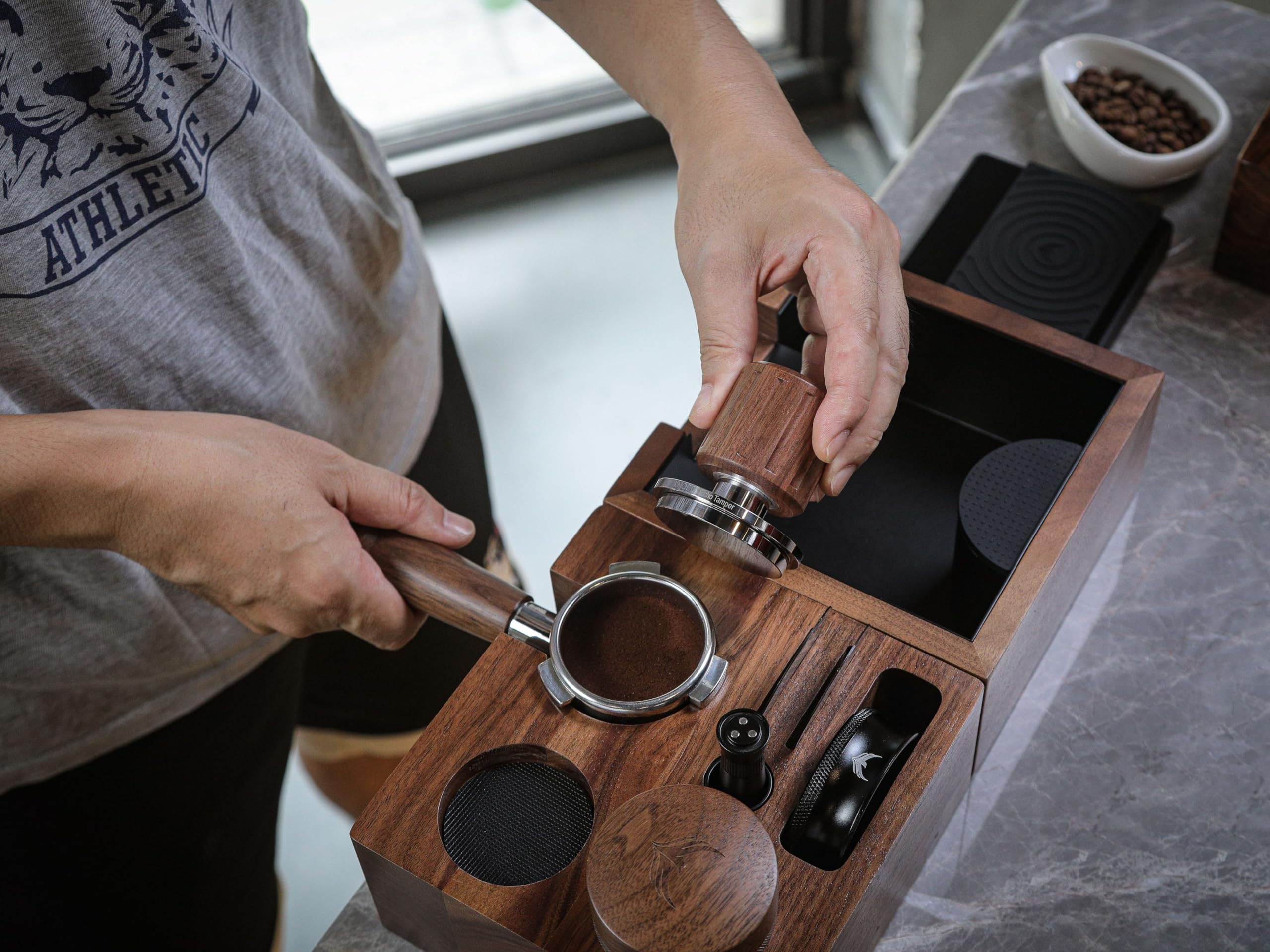 Echo Tamper 58 mm – Manomissione caffè a molla in noce con feedback click, base in acciaio inox – Strumento espresso calibrato da 13,6 kg per una pressione perfettamente uniforme