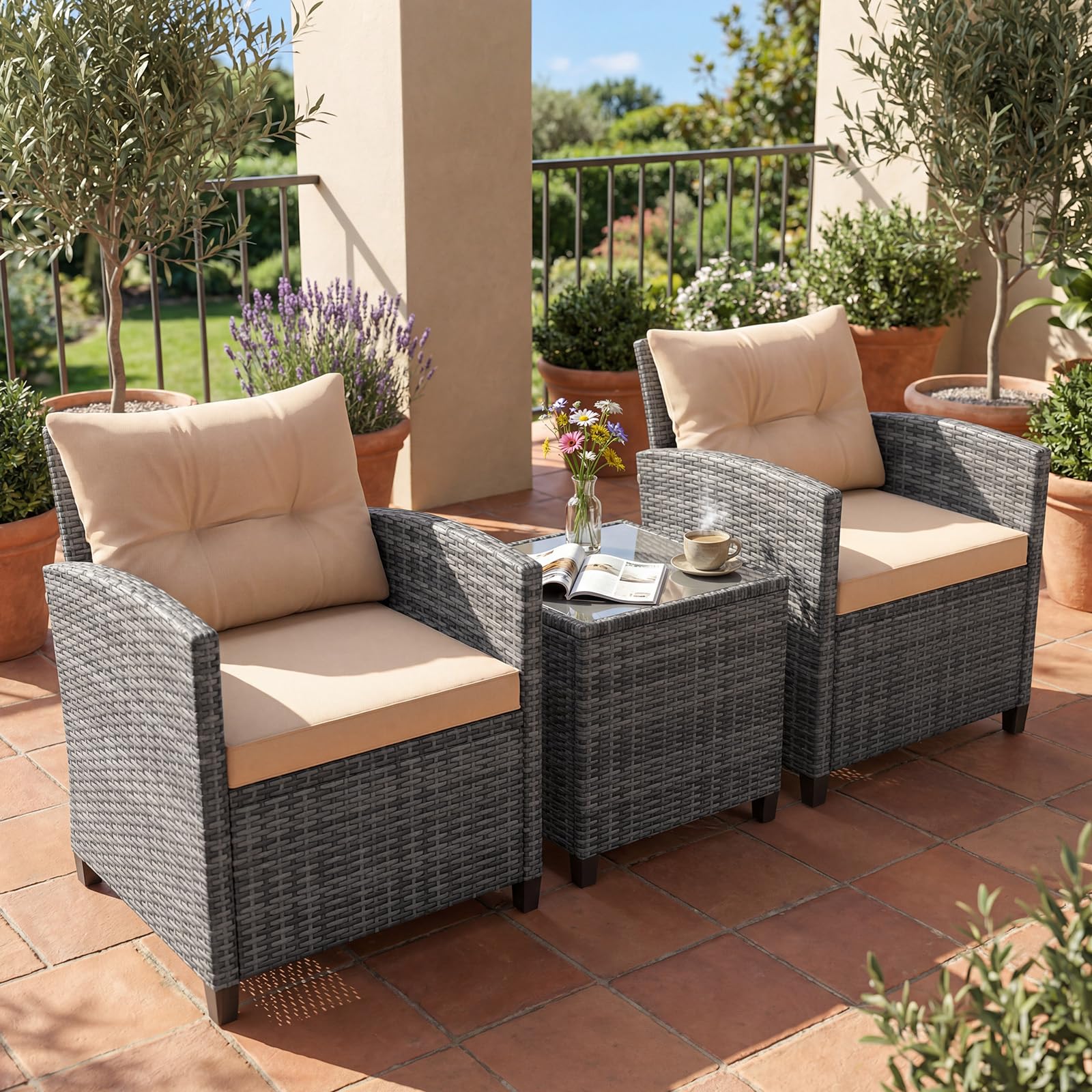 GIANTEX Conjunto de Muebles Jardín 3 Piezas, Mesa y Sillas de Exterior de Ratán PE con Cojines, Mesa con Tablero de Vidrio, para 2 Personas, para Terraza, Patio, Balcón (Gris+Marrón)