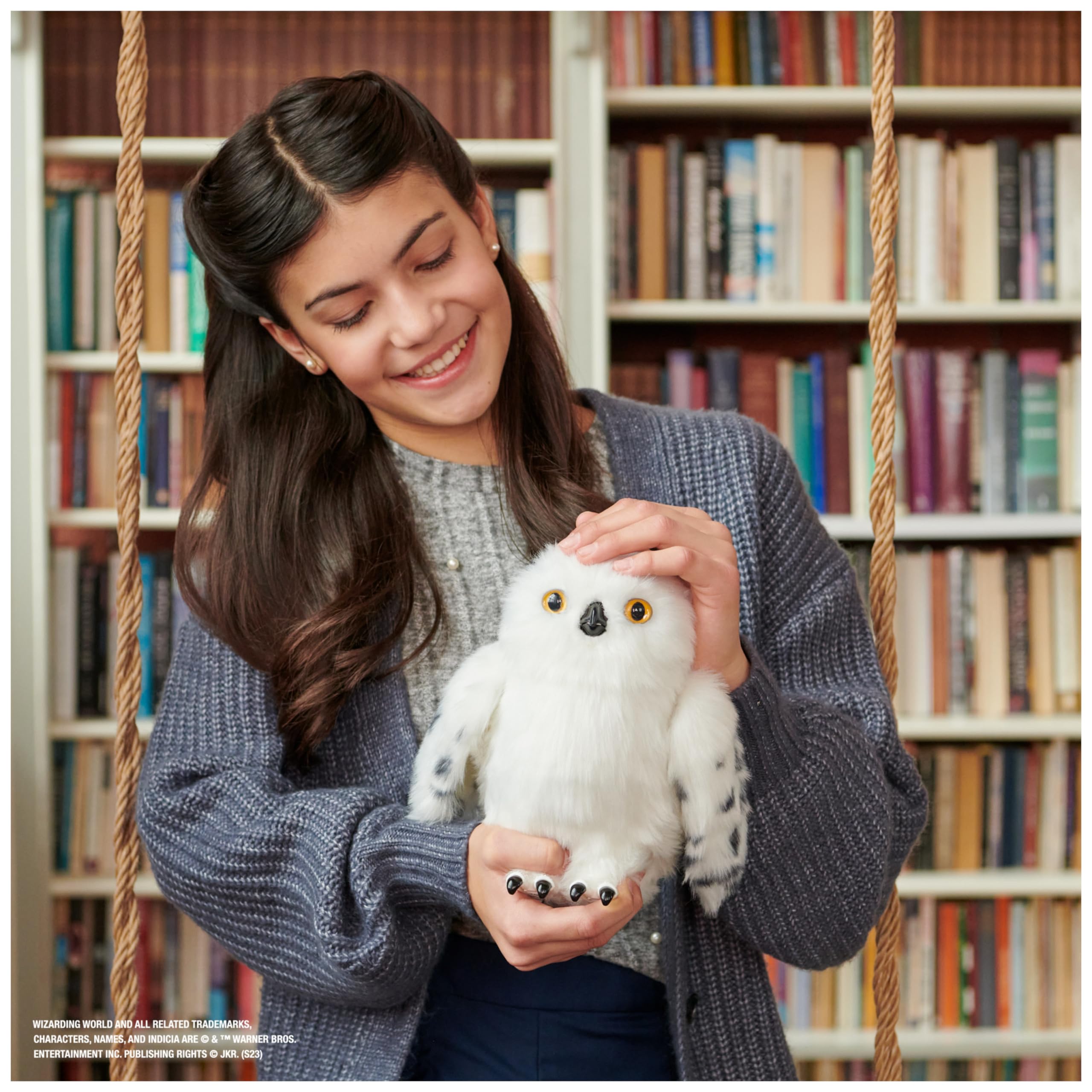 WIZARDING WORLD HARRY POTTER - HEDWIGE ENCHANTÉE - Peluche Interactive Chouette Hedwige 30 Cm Avec Accessoires - Tête et Ailes Qui Bougent - Sons et Mouvements - Jouet Enfant 6 ans et +