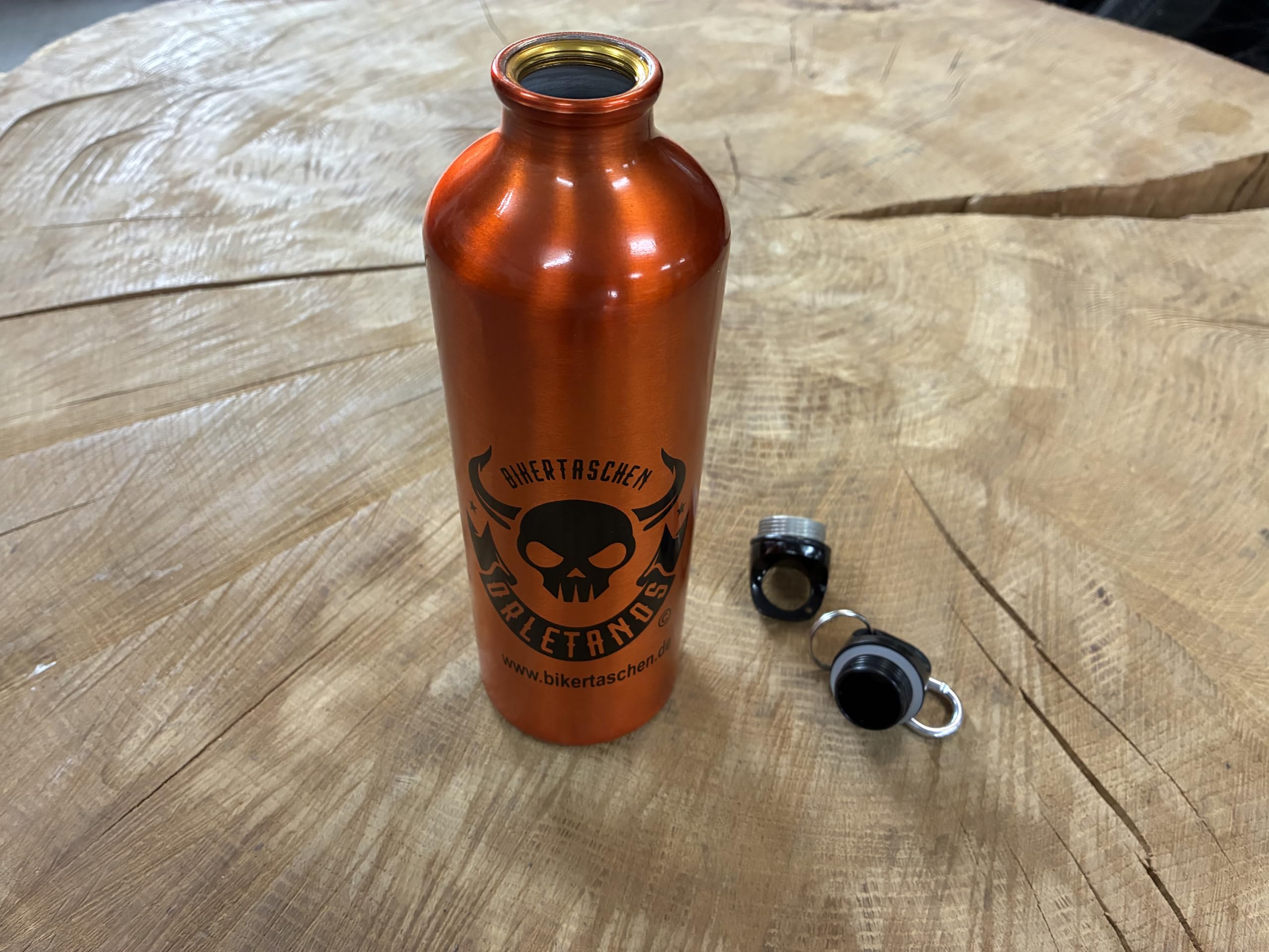 Benzinflasche Aluminium 800ml Orange Skull kompatibel mit Harley Davidson Schwingentaschen Seitentasche Satteltaschen Sportster Softail Rocker Biker Aluminium Alu Flasche benzin