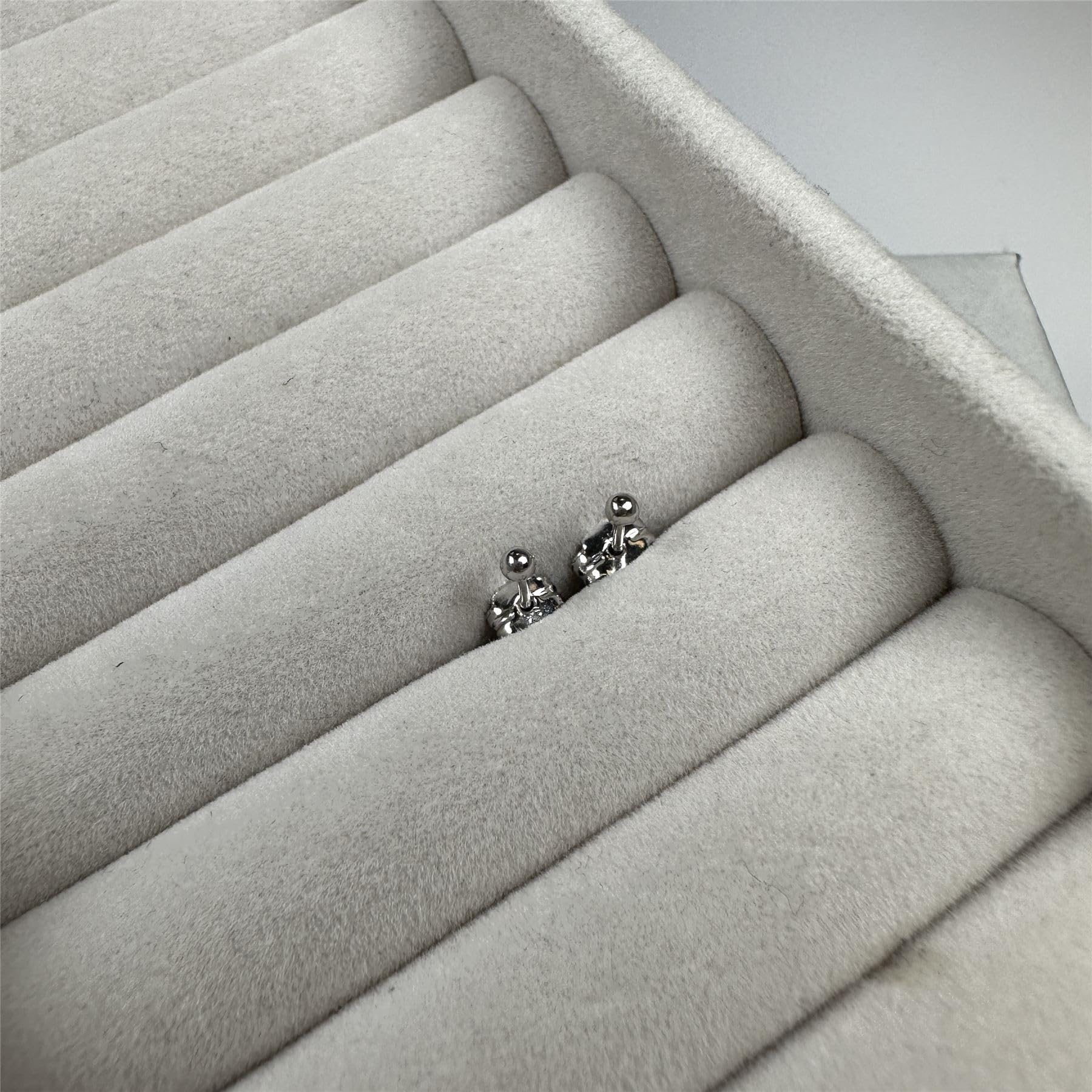 Orecchini a Brochia con Sfera Rotonda di 2mm in Oro Bianco 9kt