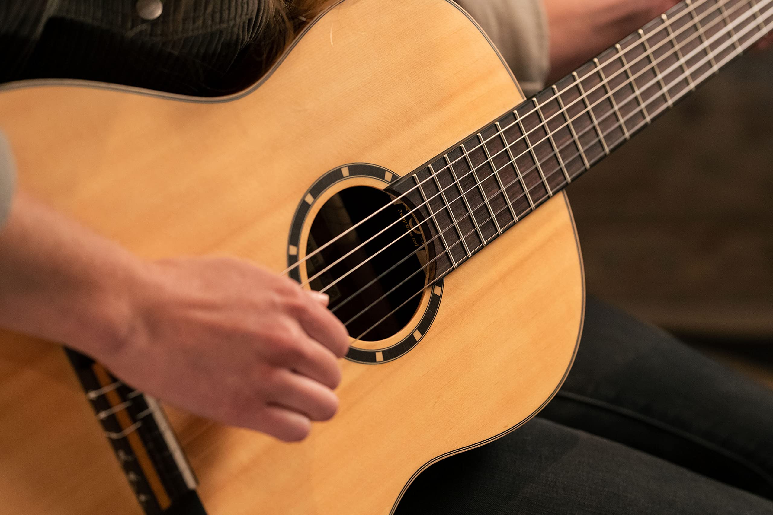 Ortega Guitars Chitarra Concerto Slim Neck Full Size - Serie Family - include Gig Bag - top in mogano/abete (R121SN)
