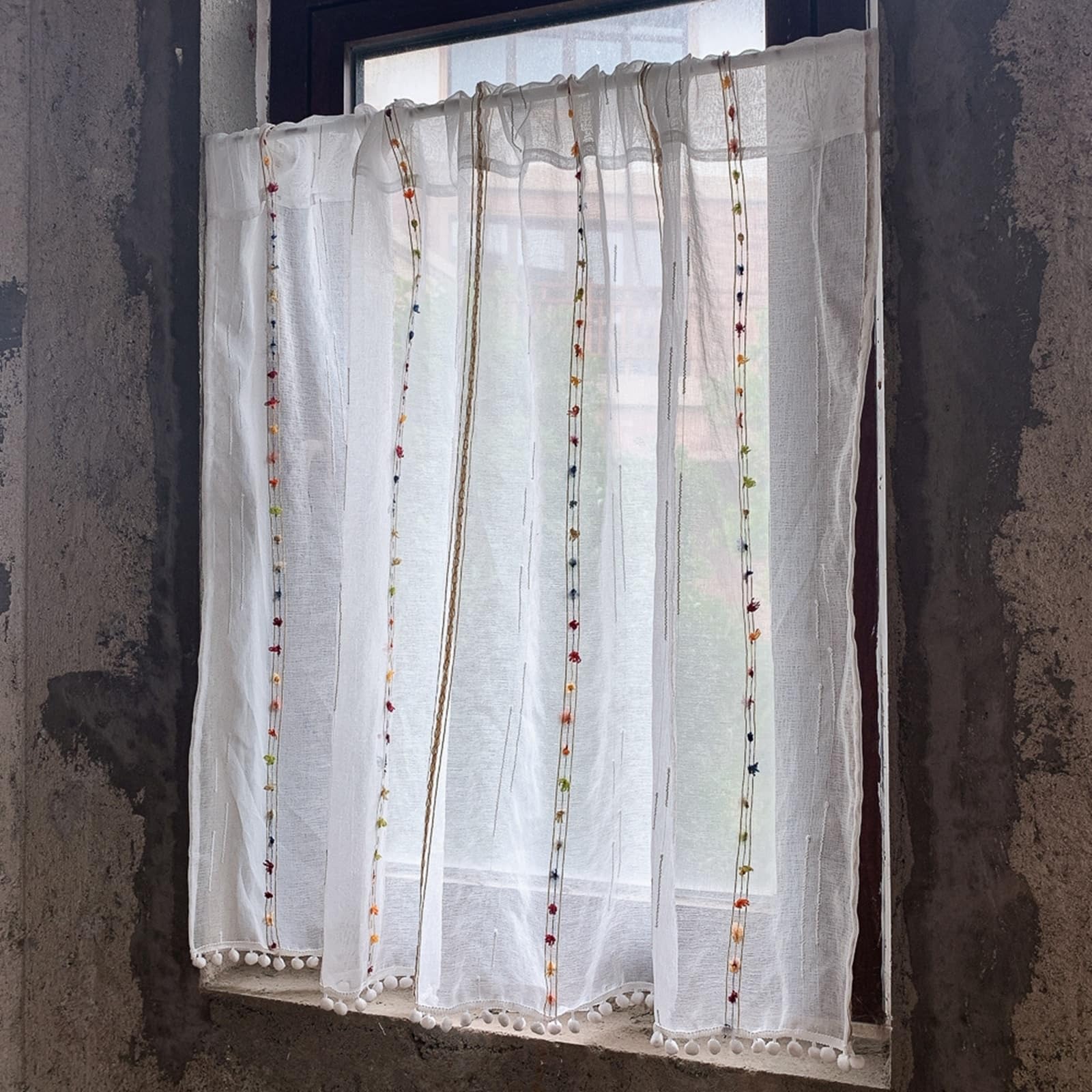 Rideau petite fenêtre court 60x90 cm Beydodo blanc à pompons passe tringle