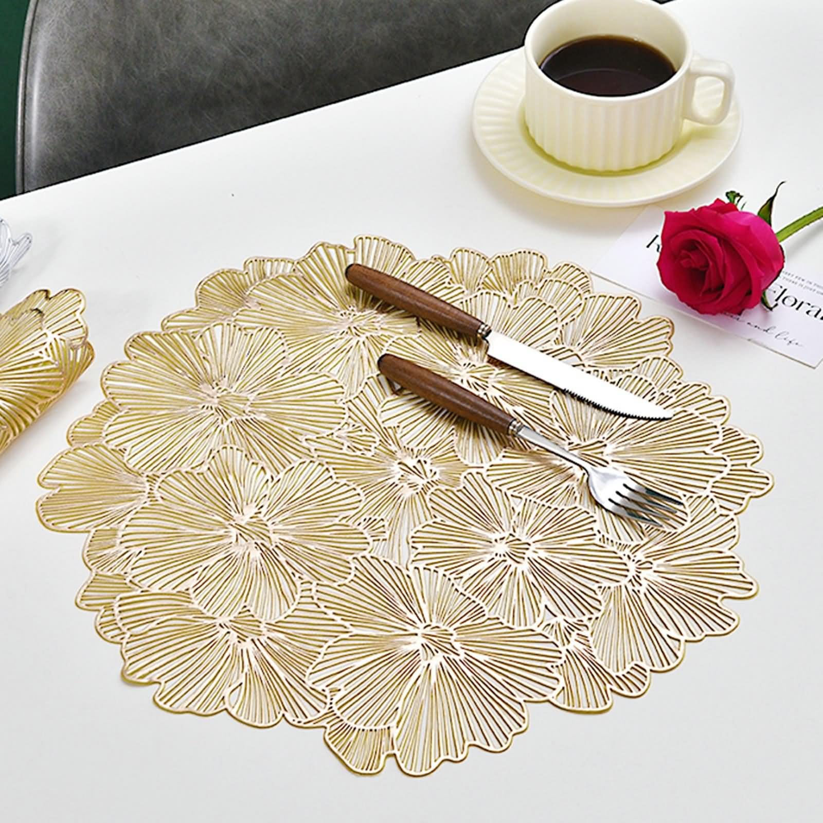 Dessous de table grand fleur or en PVC de 38cm au fini métallisé chic