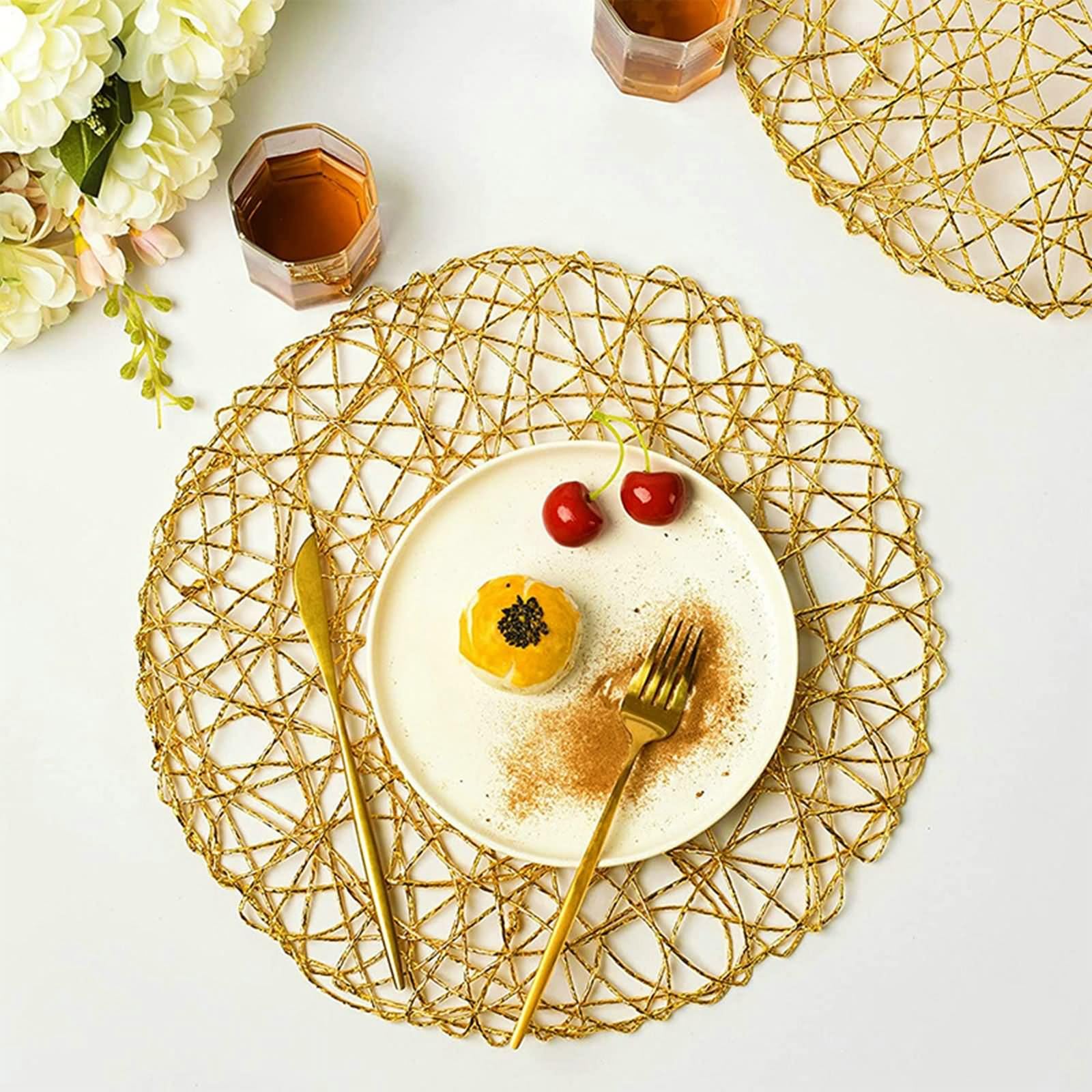 Lot de 4 Placemats for Dining Table 38cm, sous Assiette Moderne Creux Tissé PVC Or Faciles à Nettoyer