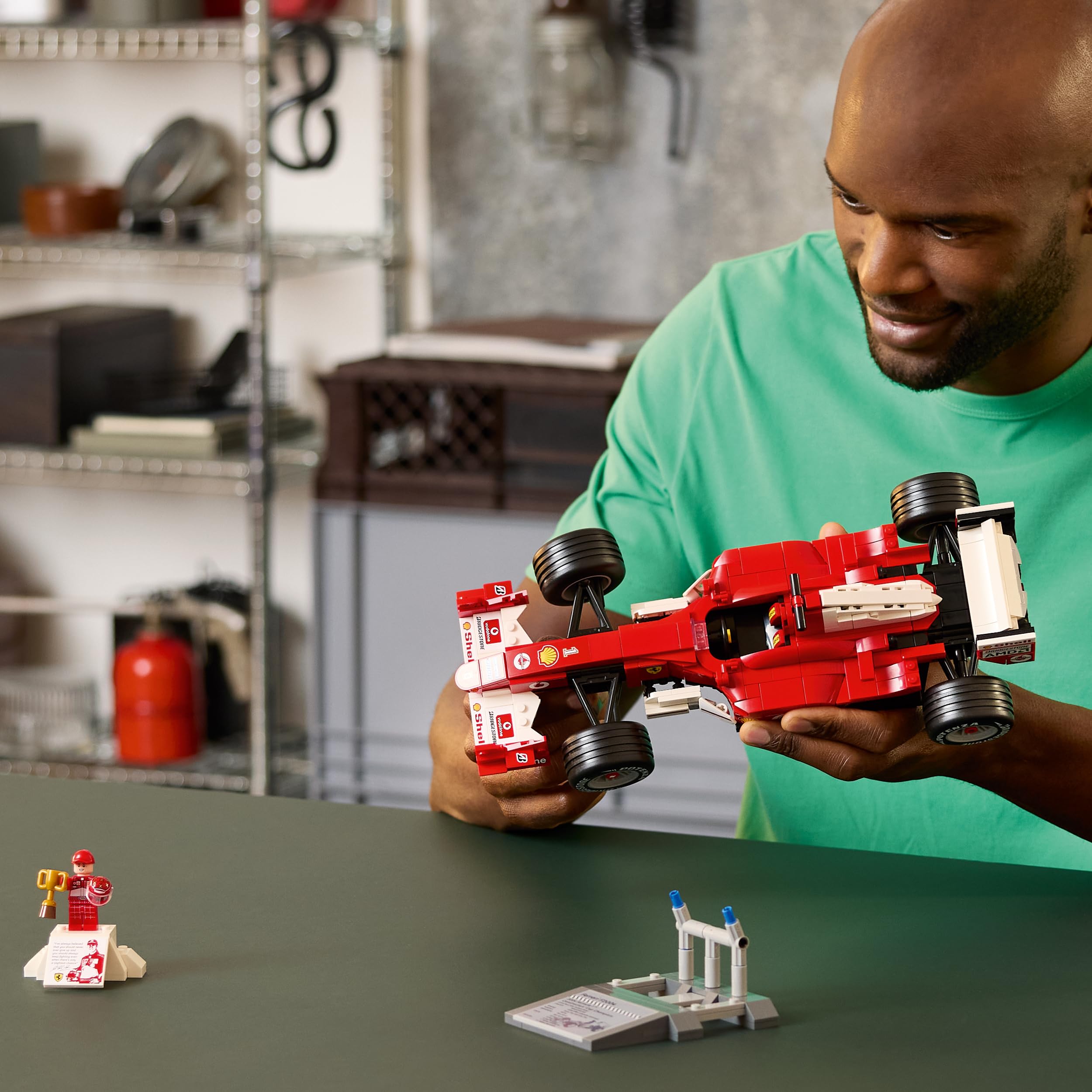 LEGO Icons Ferrari F2004 e Michael Schumacher - Modello di Auto F1 per Adulti - Set con Motore V10 e Minifigure da Collezione del Pilota - Regalo Fai da Te per i Fan degli Sport Motoristici - 11375