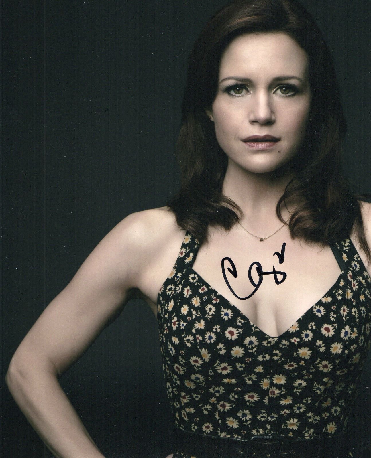 Amazon.co.jp: カーラ・グギノ署名Autographed 8 x 10フォト : ホーム