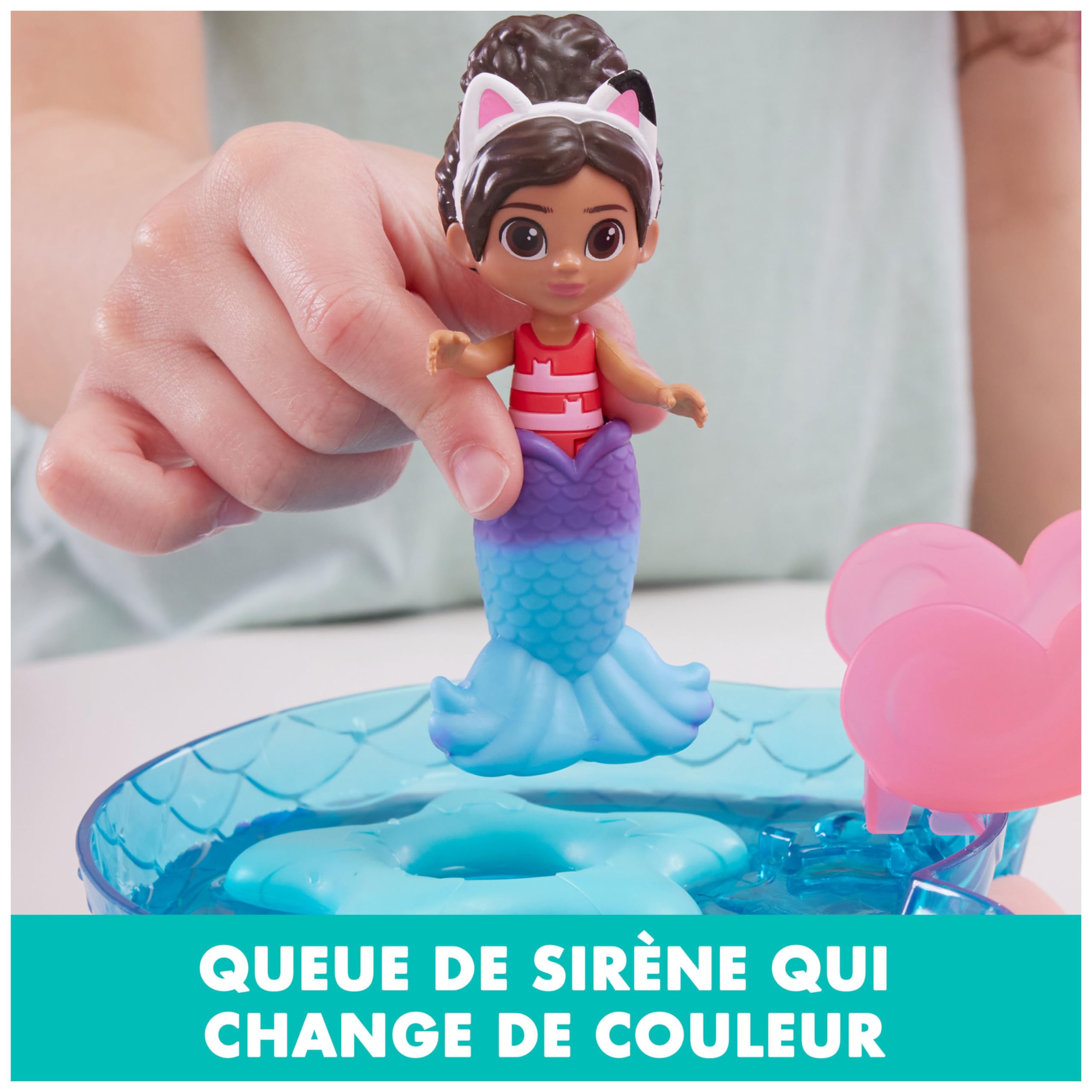 Gabby et la Maison Magique - Gabby Dollhouse - Piscine - 2 Figurines Et Accessoires - Queues de Sirène Qui Changent de Couleur - Dessin Animé Jouet Maison De Poupée - Jouet Enfant 3 Ans Et +