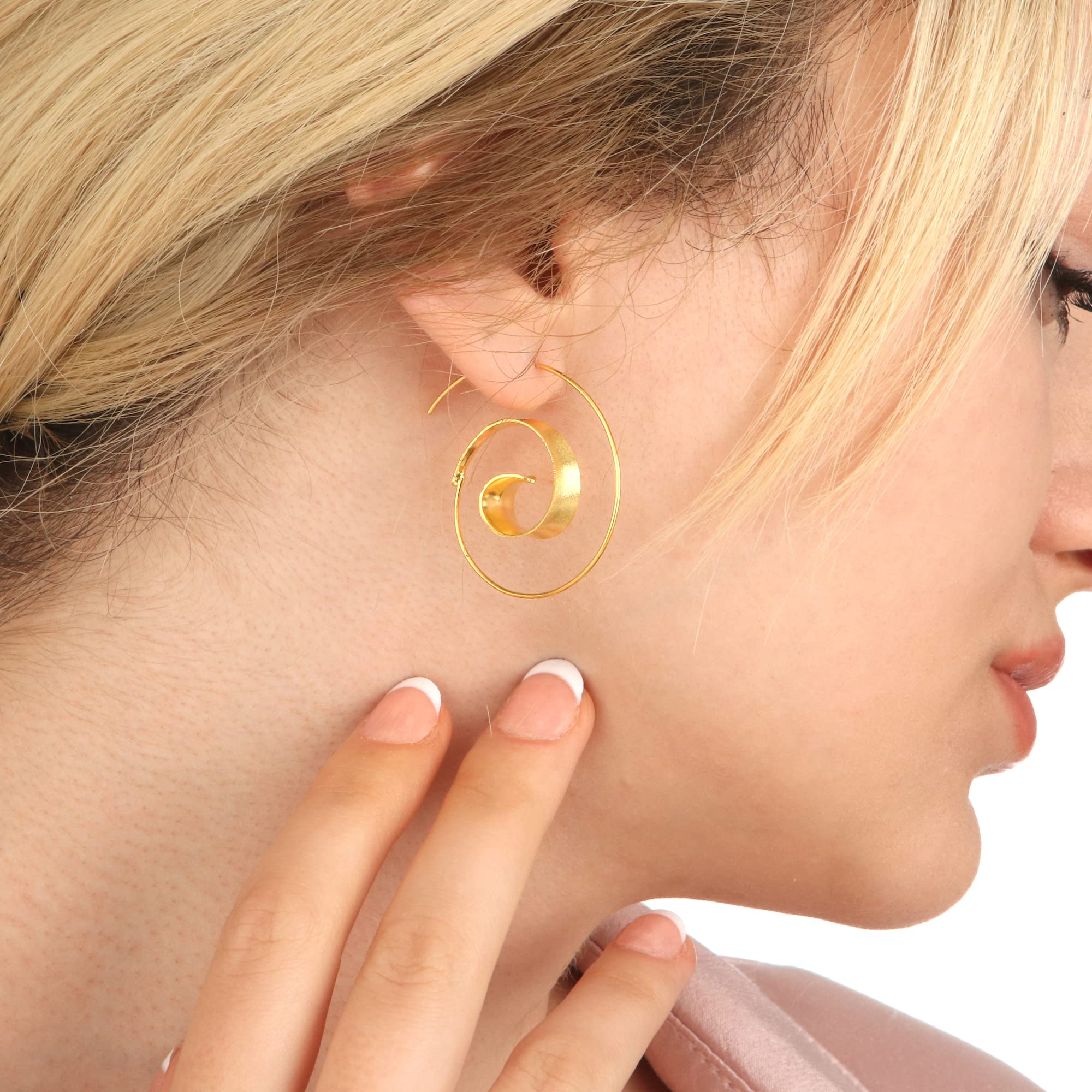 MadamLili - Spiral Ohrringe Matt Gold - 925 Sterling Silber Vergoldet - Boho Spirale Ohrstecker - Rutschfest Stopper - Gebürstet - Handgefertigt - Angenehmes Tragegefühl - Exklusive Schmuckbox