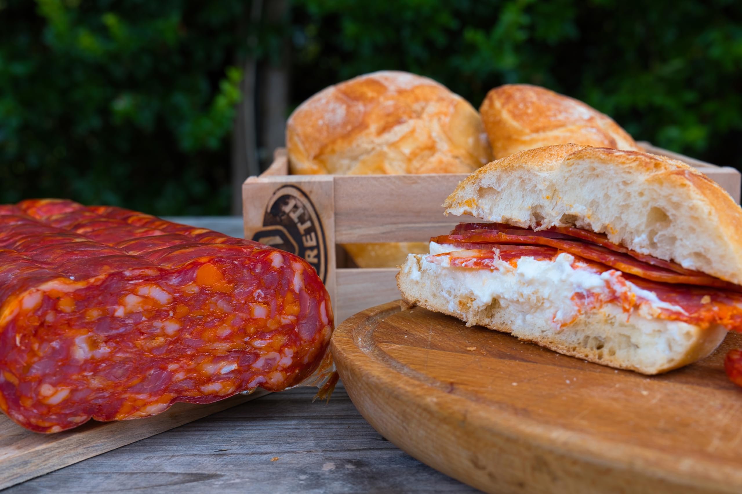 Spianata épicée calabraise épicée Moretti® | 600g / 700g Emballage sous vide | Salami assaisonné typique de Calabre | Séchage artisanal | Fabriqué en Calabre (Épicé)