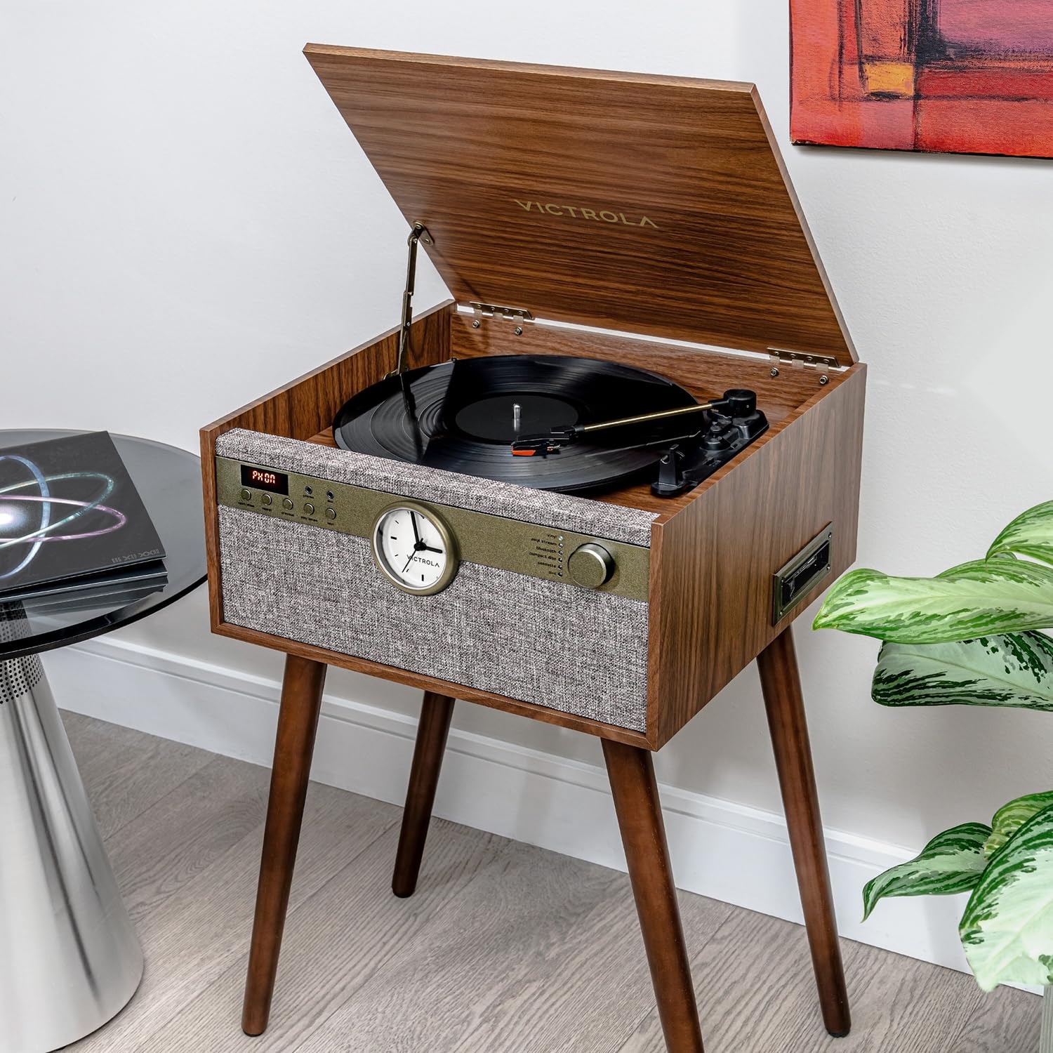Victrola Century Signature+ Centro de música Bluetooth 6 en 1 con Reloj y pies Nuez