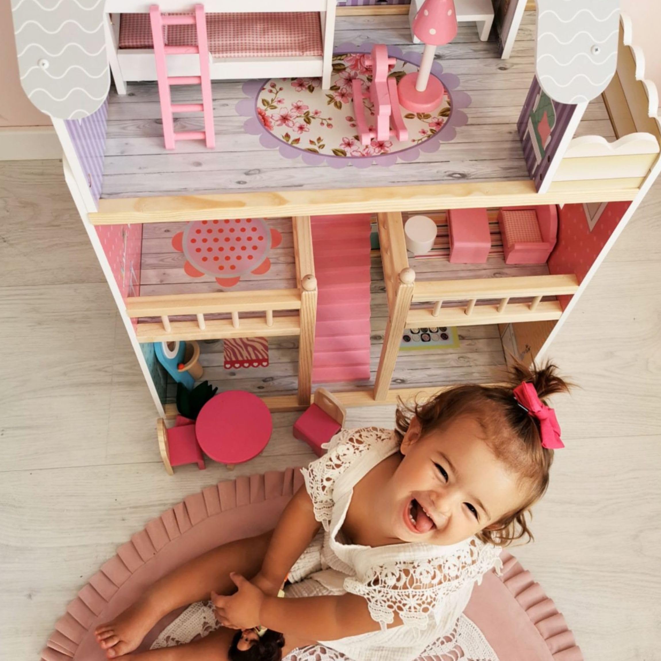 mamabrum Casa delle Bambole in Legno XXL – 3 Piani con LED e Mobili Inclusi – Casa Bambole 90x60x30 cm – Design Pastello Sicuro ed Educativo – Giocattolo per Bambine dai 3 Anni