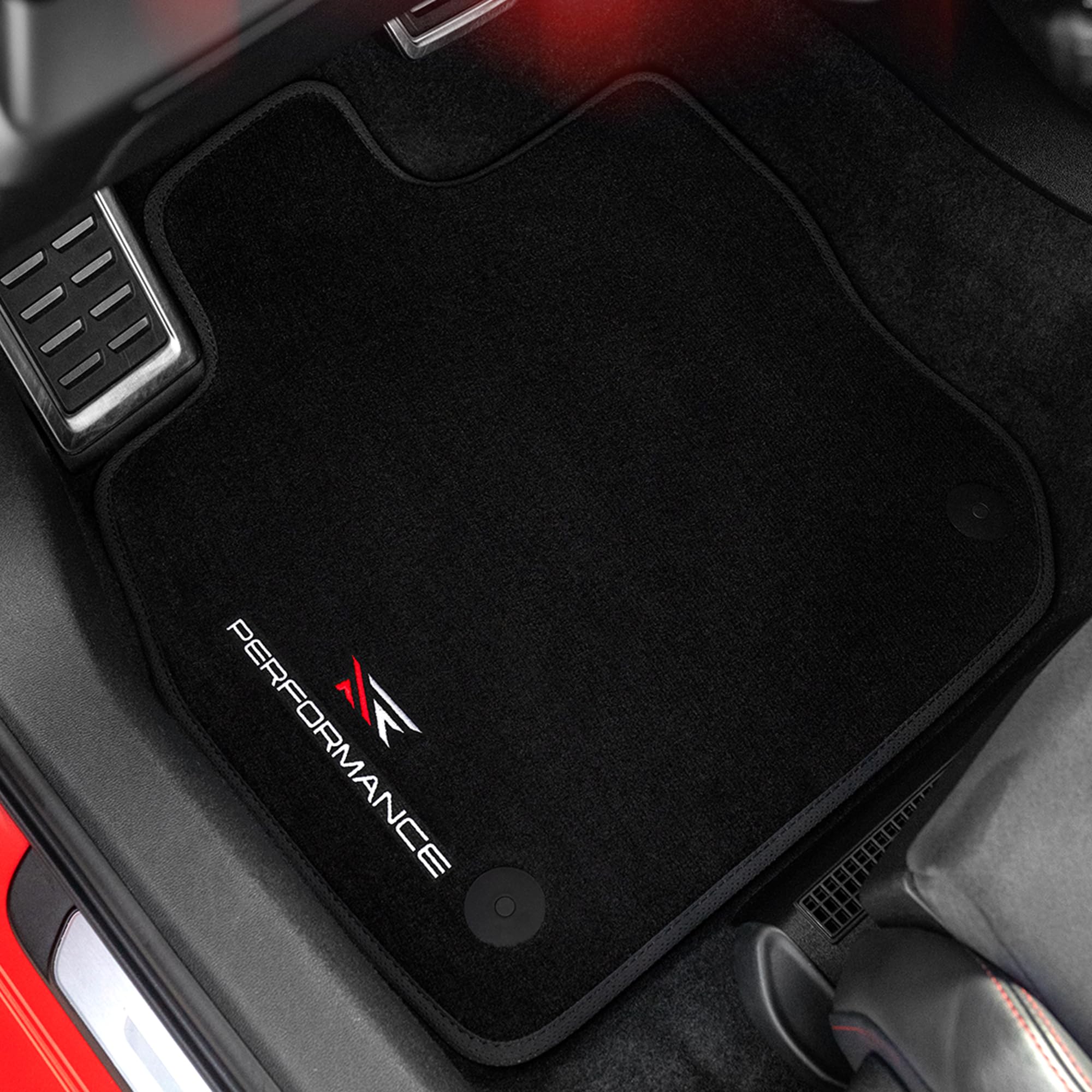 PERFORMANCE Personalisierte Velours Fußmatten Auto passend für Audi A4 B9 2015-2024 - Premium, Perforiert, weiß und rot -Präzise CNC-Stickerei, Design-Lochpaspel, Auto Fußmatten - Perfekt für Autofahr