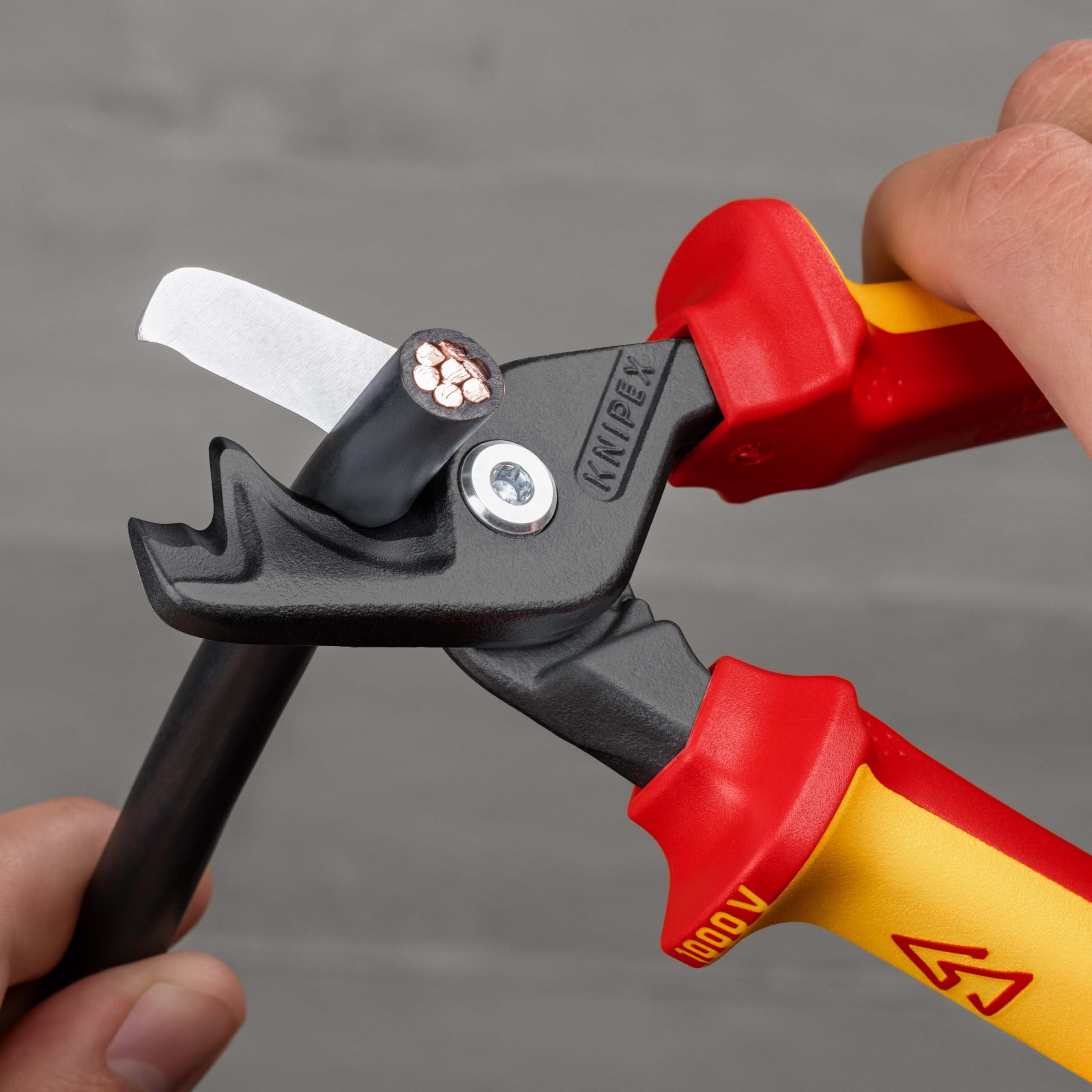 Knipex StepCut XL Coupe-câbles avec coupe par étapes poignée isolante bi-matière, certifiée VDE 225 mm, 95 18 225