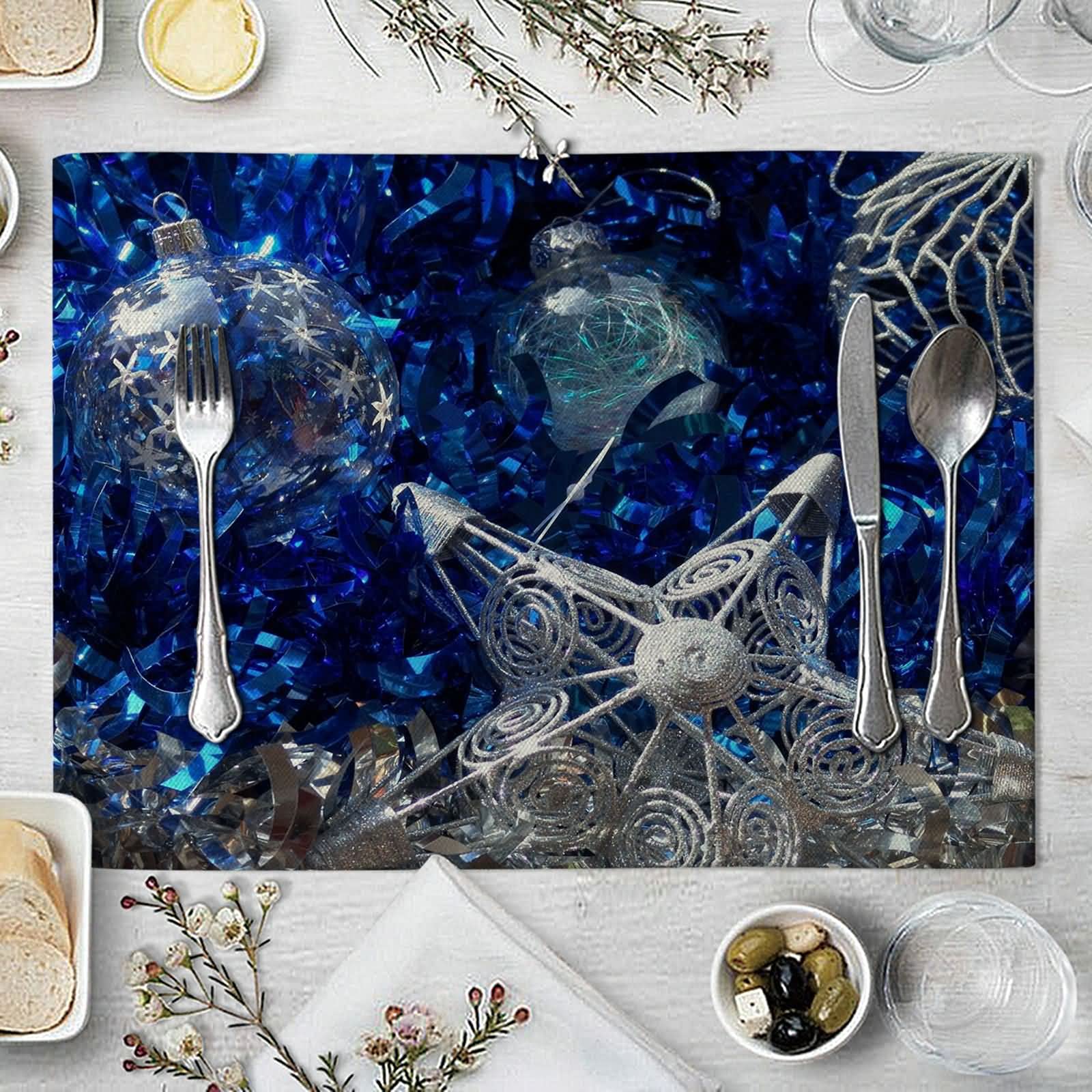 Daesar -- Manteles Individuales Juego de 8 de Navidad,Lino Manteles Individuales Bolas de Decoración Navideñas y Copo de Nieve Mantel Individual 42 x 32(Azul Blanco)