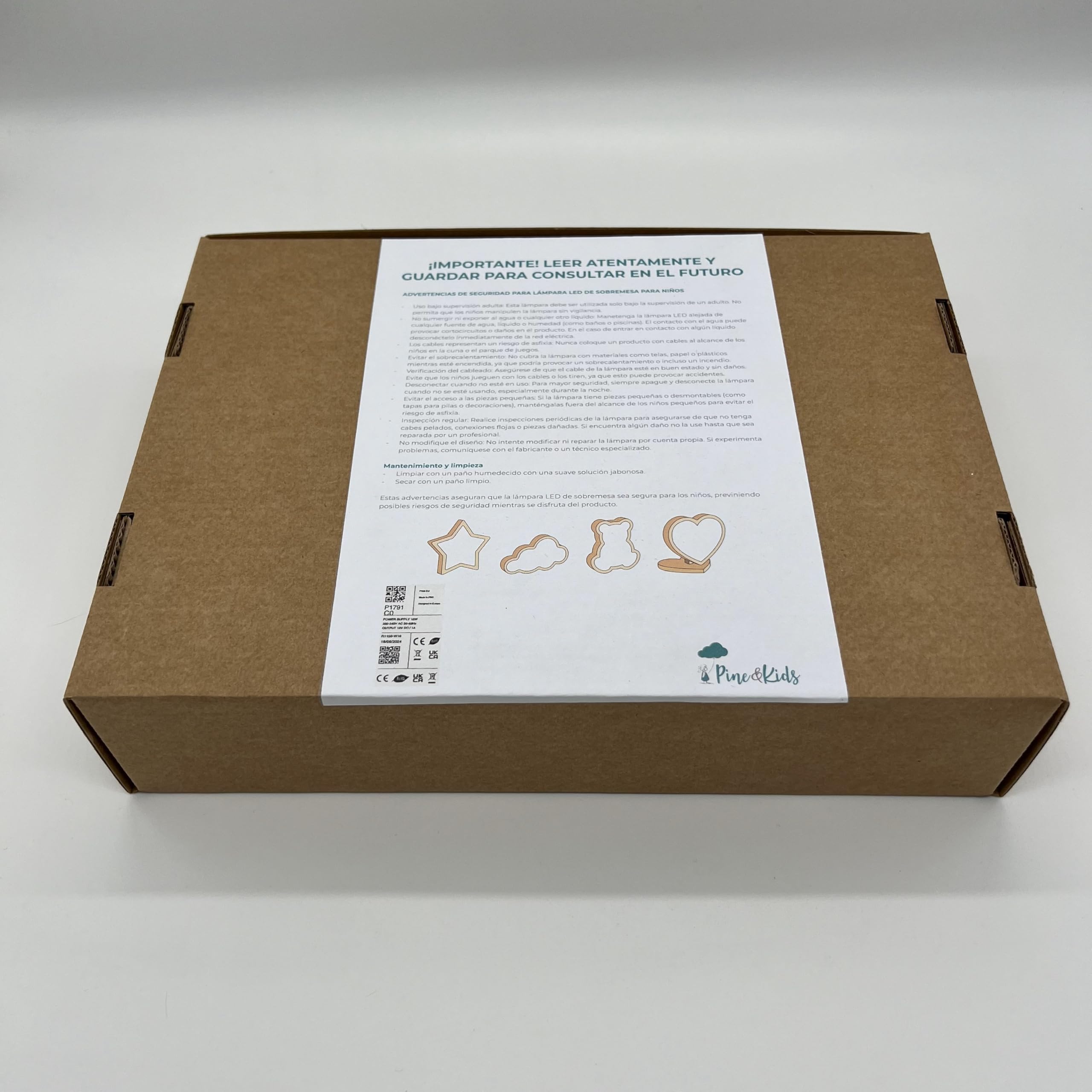 [ PINE & KIDS ] Lámpara nube infantil personalizada con fondo de estrellas. Lámpara quitamiedos con nombre en madera para niños y bebés. Incluye adaptador de corriente.