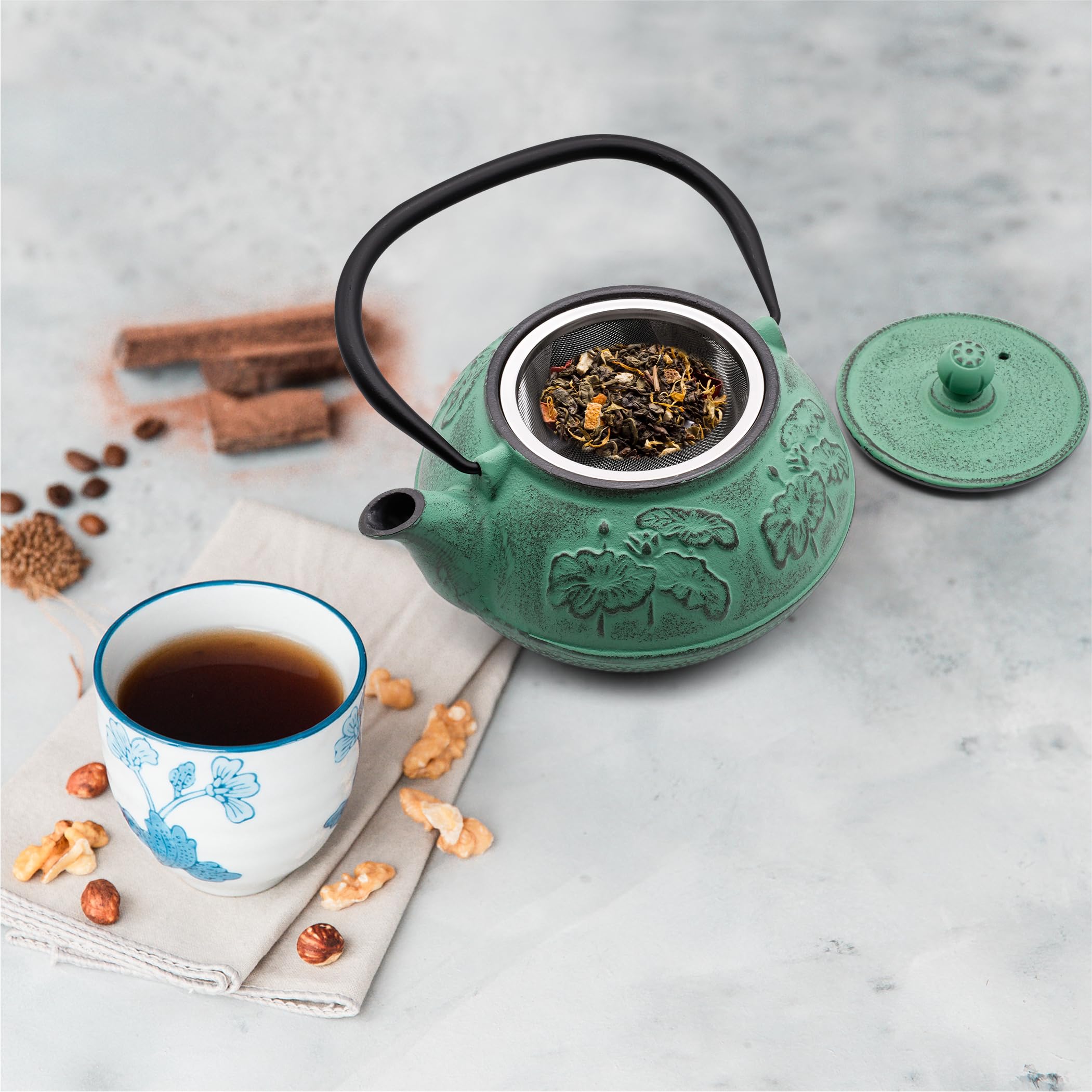 Zen Minded Teiera tradizionale giapponese Tetsubin in ghisa con filtro a rete in acciaio inox per tè verde e nero, caffè e infusi, 900 ml, motivo loto, verde smeraldo