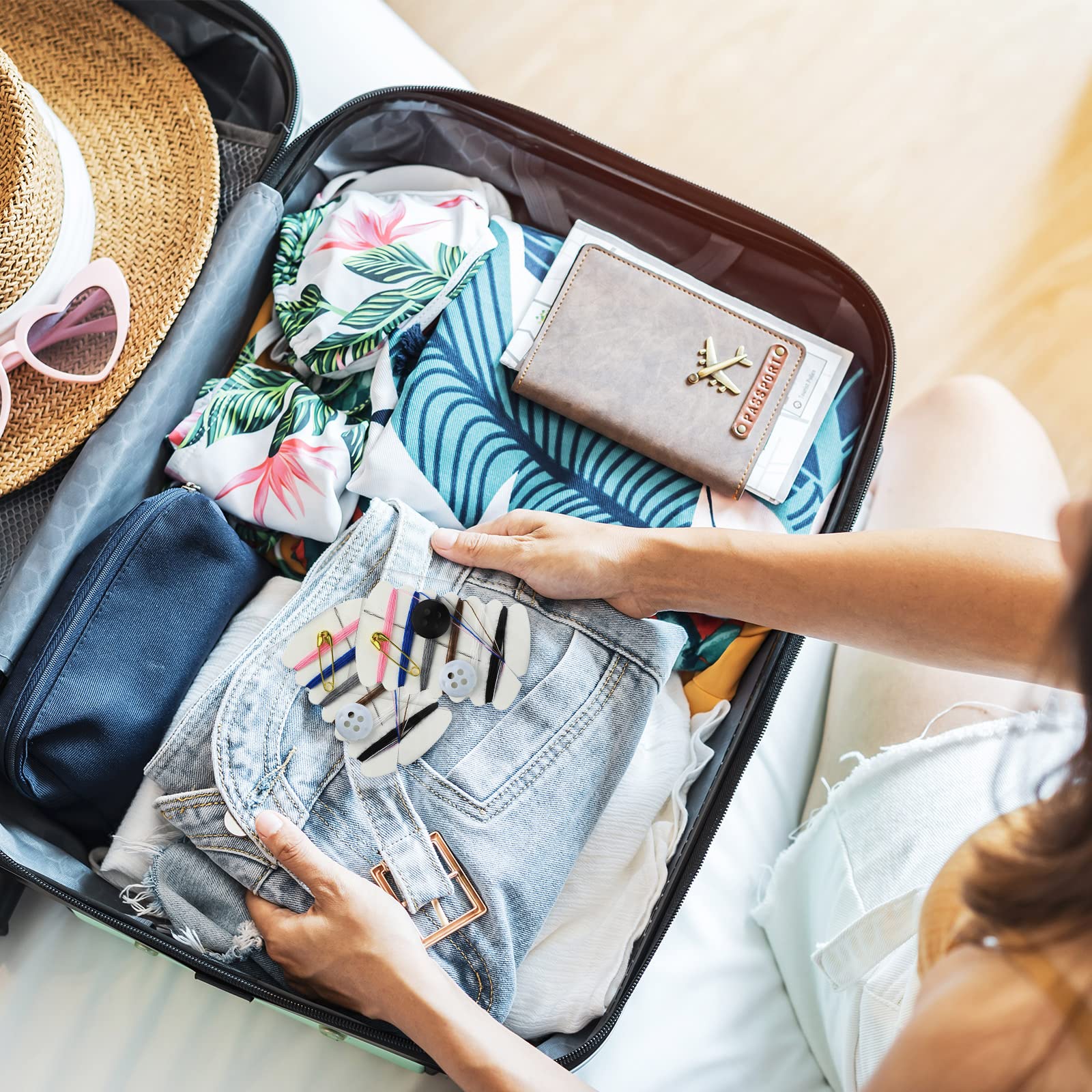 Tatuo Kits de costura de viaje Kit de reparación de hilo con agujas, hilos, botón, pin para necesidades de servicios del hotel, 6 colores (300 juegos)