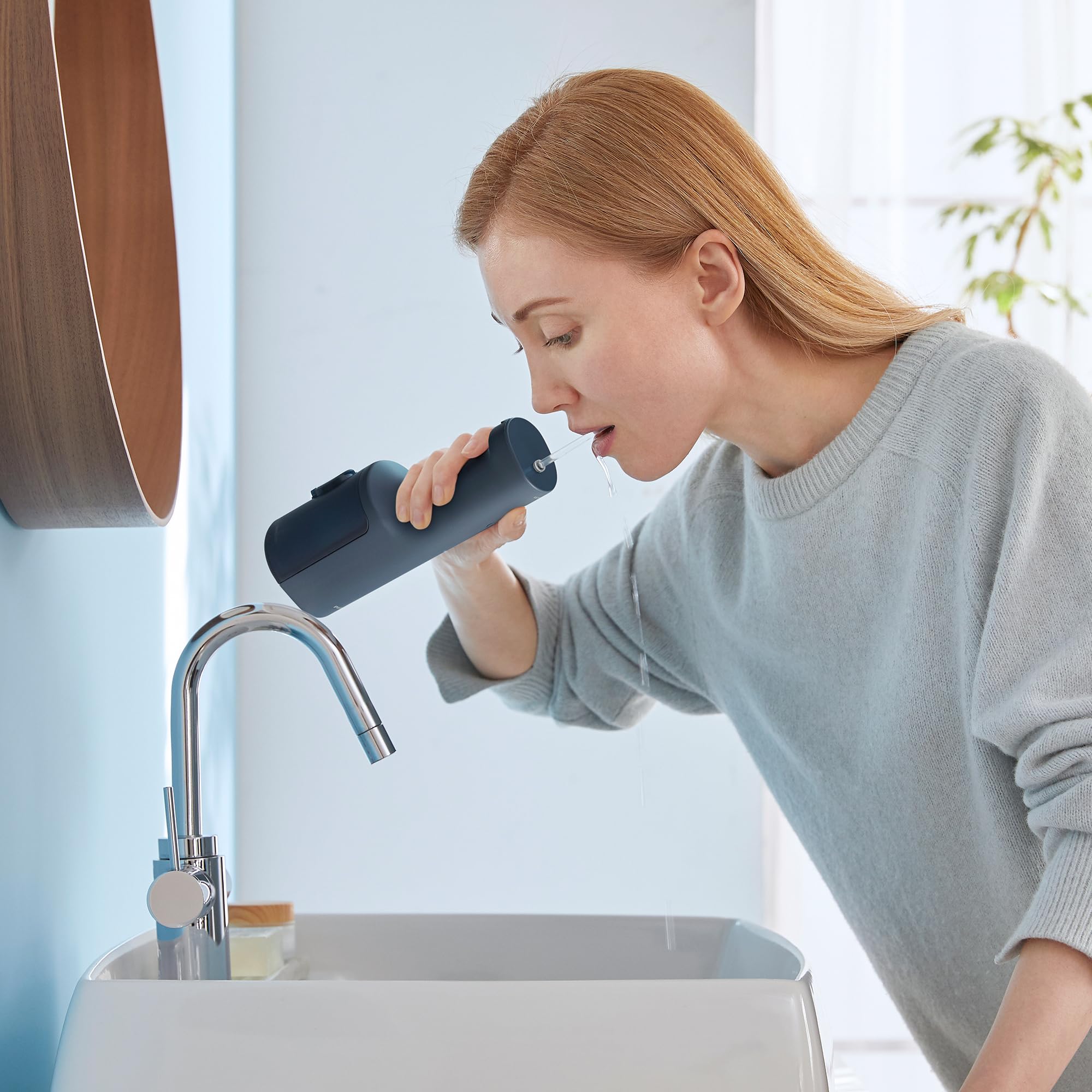 Panasonic Serie 600 Irrigador Bucal Ultrasónico EW-DJ66-A303, Irrigador Bucal para Dientes, 200 ml, IPX7, 2 Boquillas Ultrasónicas, 5 Presiónes, Accesorio de Viaje, Azul Marino
