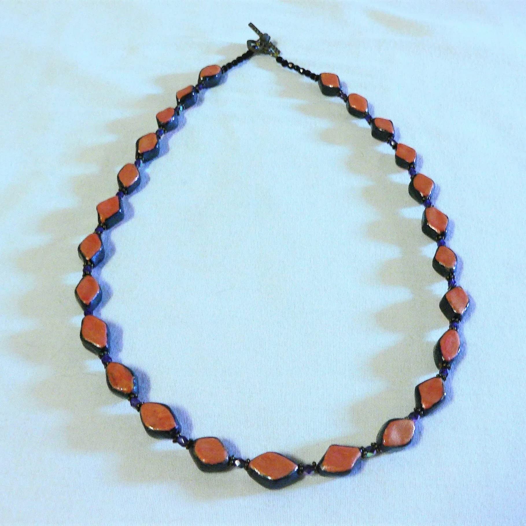 Collana di perline in ceramica, forma diamante, bicolore, nero e arancio inglese
