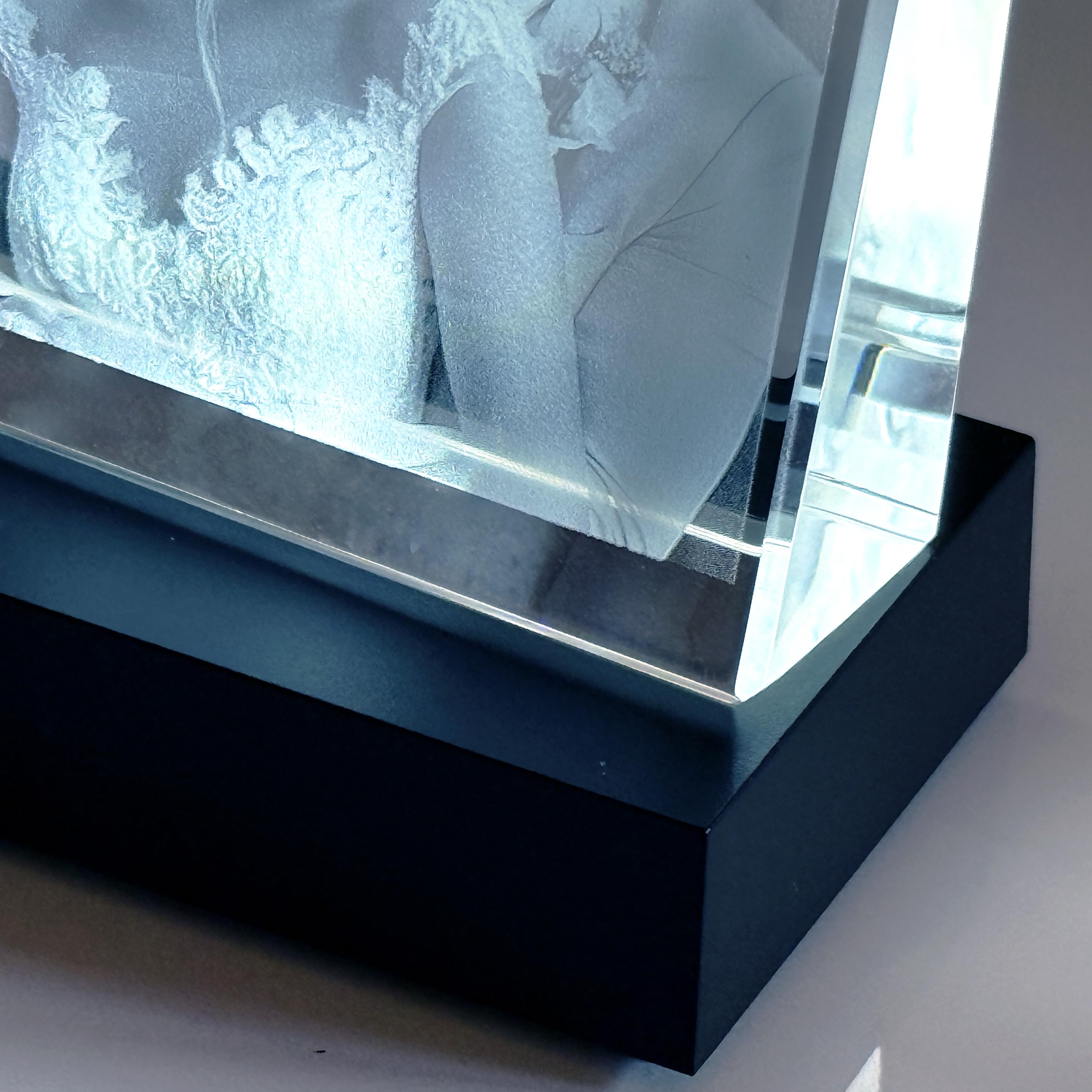 contento - 2D Glasfoto personalisiert - Foto in Glas gelasert, Kristallfoto mit LED Leuchtsockel, Geschenk für Familie, Geburtstag, Hochzeit (Kristall + Leuchtsockel, M Hochformat (10,5x8x3cm))