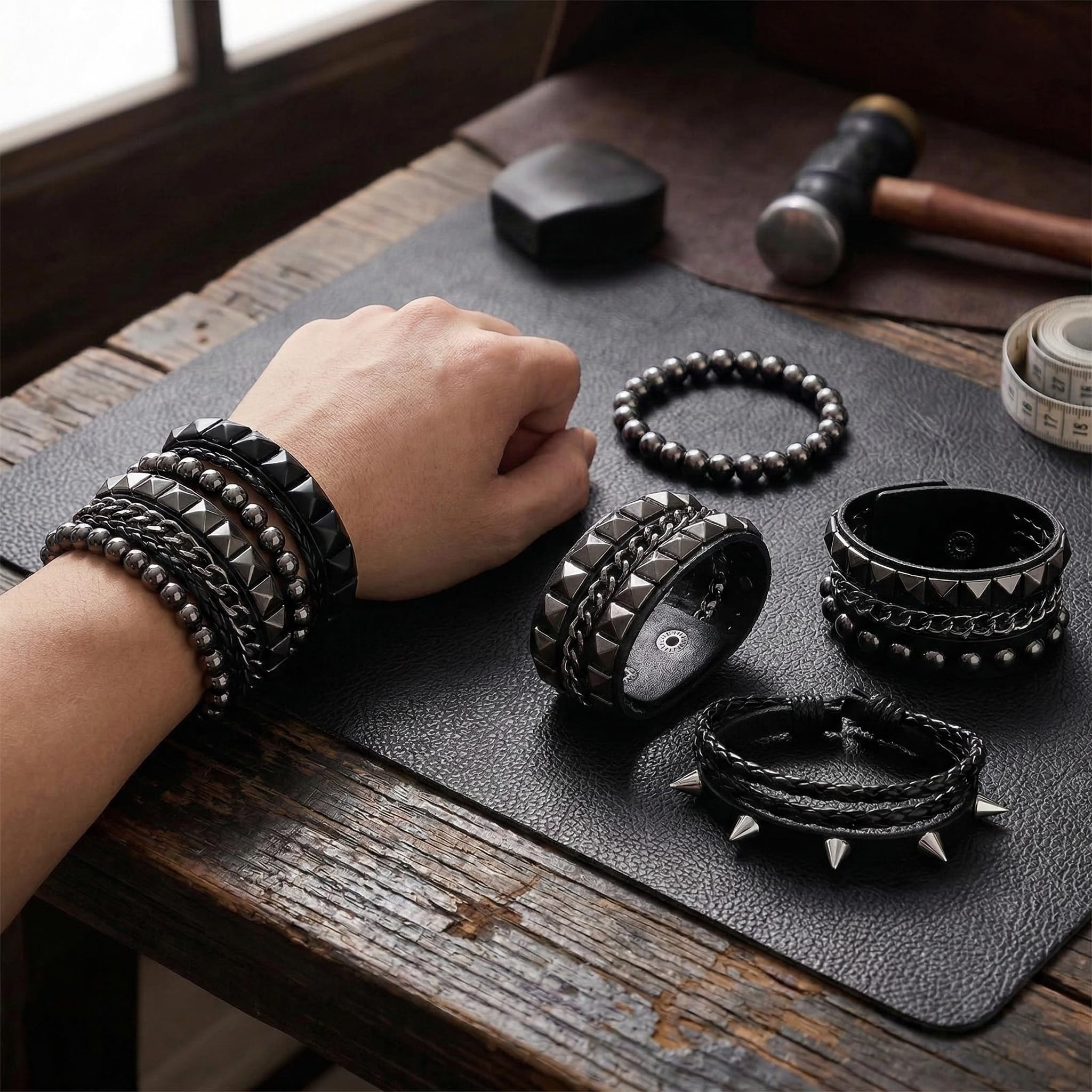 Set de Pulseras Punk Rock de Cuero para Hombres y Mujeres – 4 Pulseras Negras con Clavos Metálicos, Diseño Único para Fiestas y Regalos
