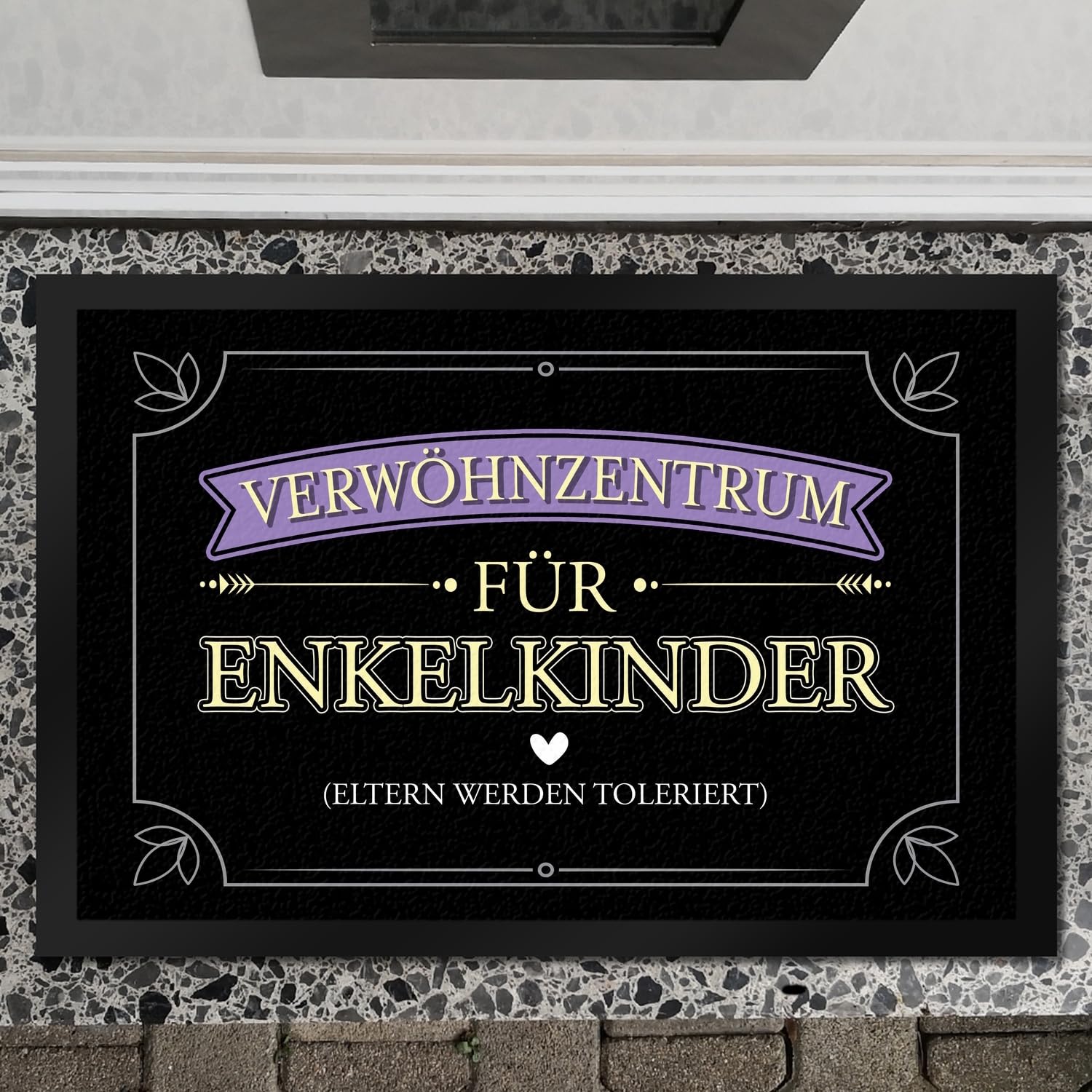 speecheese Verwöhnzentrum für Enkelkinder Fußmatte XXL in 50x75 cm mit lustigem Spruch für Großeltern Eltern Werden toleriert Geschenk für Oma und Opa Familie Verwöhnen