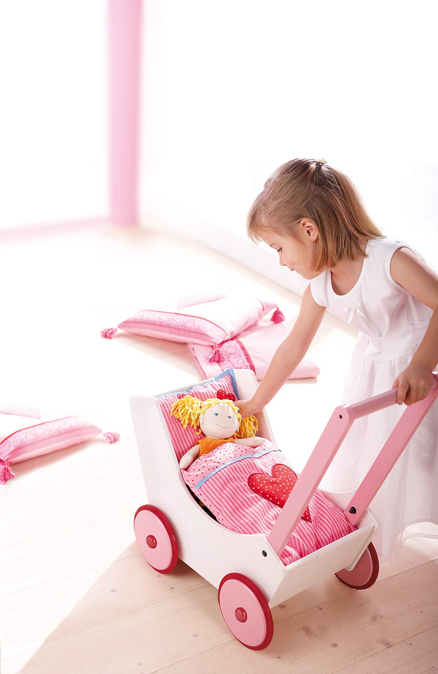 Haba 950 - Puppenwagen Herzen, niedlicher Puppenwagen aus Holz mit mit zweifach verstellbarem Bügel, Matratze, Kissen und Decke, Spielzeug ab 12 Monaten