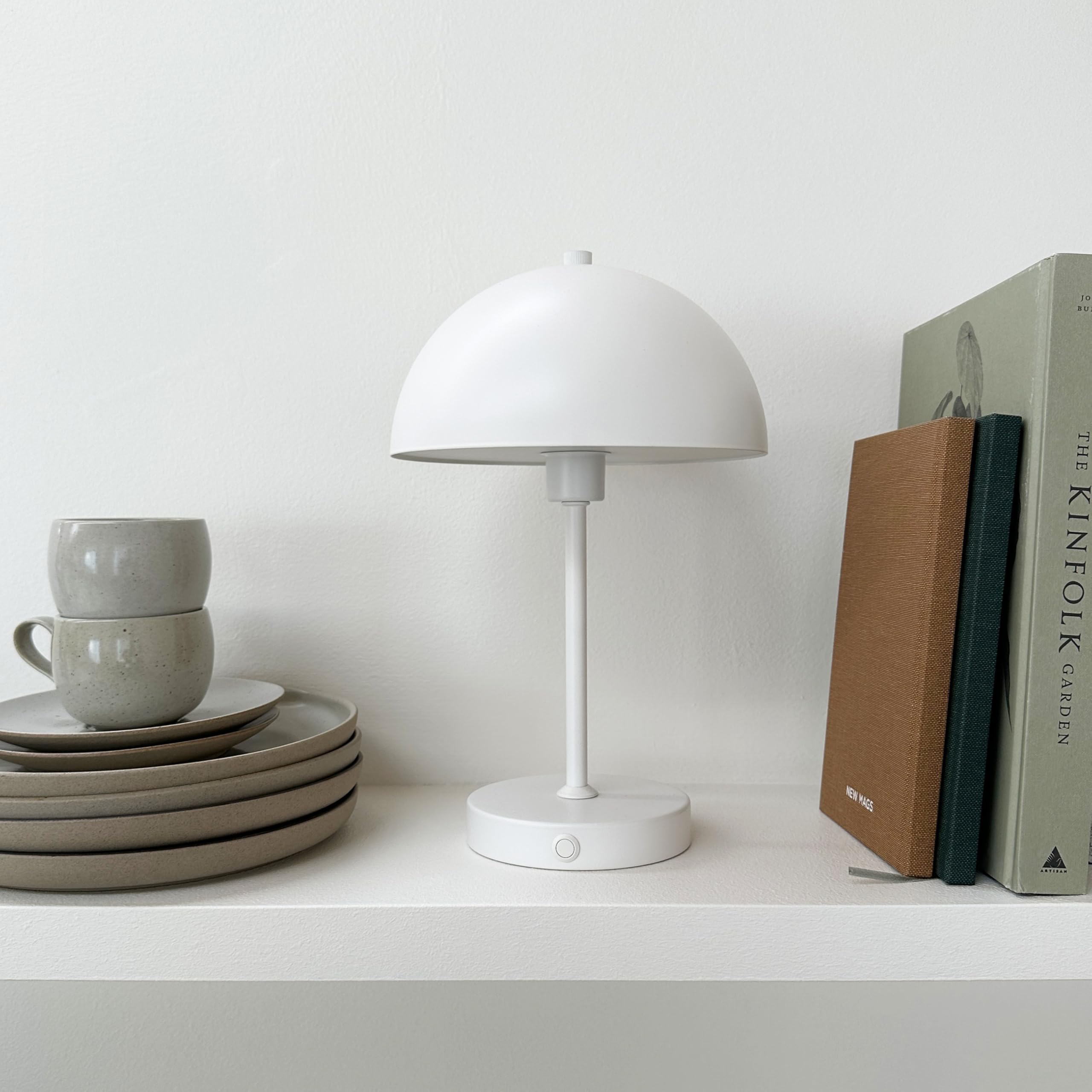 Dyberg Larsen Estocolmo Lámpara de mesa 2.0 LED verde oscuro | Lámpara de escritorio recargable | Lámpara de noche con 6 horas de duración de batería | Lámpara de lectura para interior