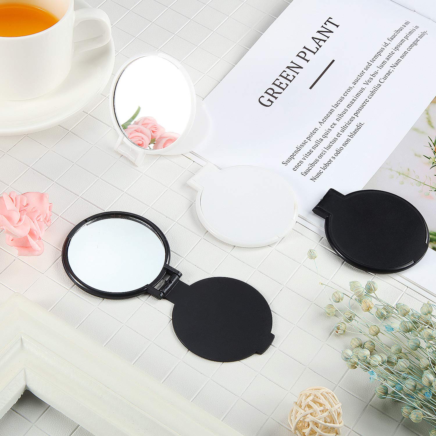 24 Pezzi Mini Specchio Compatto Pieghevole Specchio Tasca Rotondo Portatile Specchio Trucco Bulk per Donne Ragazze Viaggio Uso Quotidiano, 2 Colori (Nero, Bianco)
