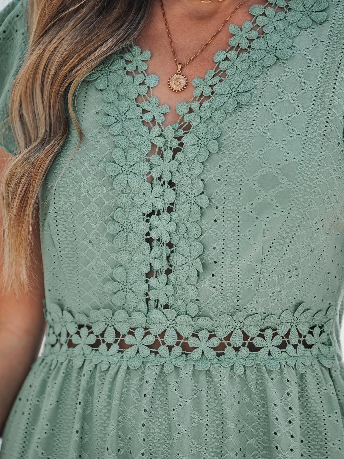 CUPSHE Abito estivo da donna, casual, primaverile, scollo a V, con applicazioni in pizzo, maniche ad aletta, mini abito da spiaggia