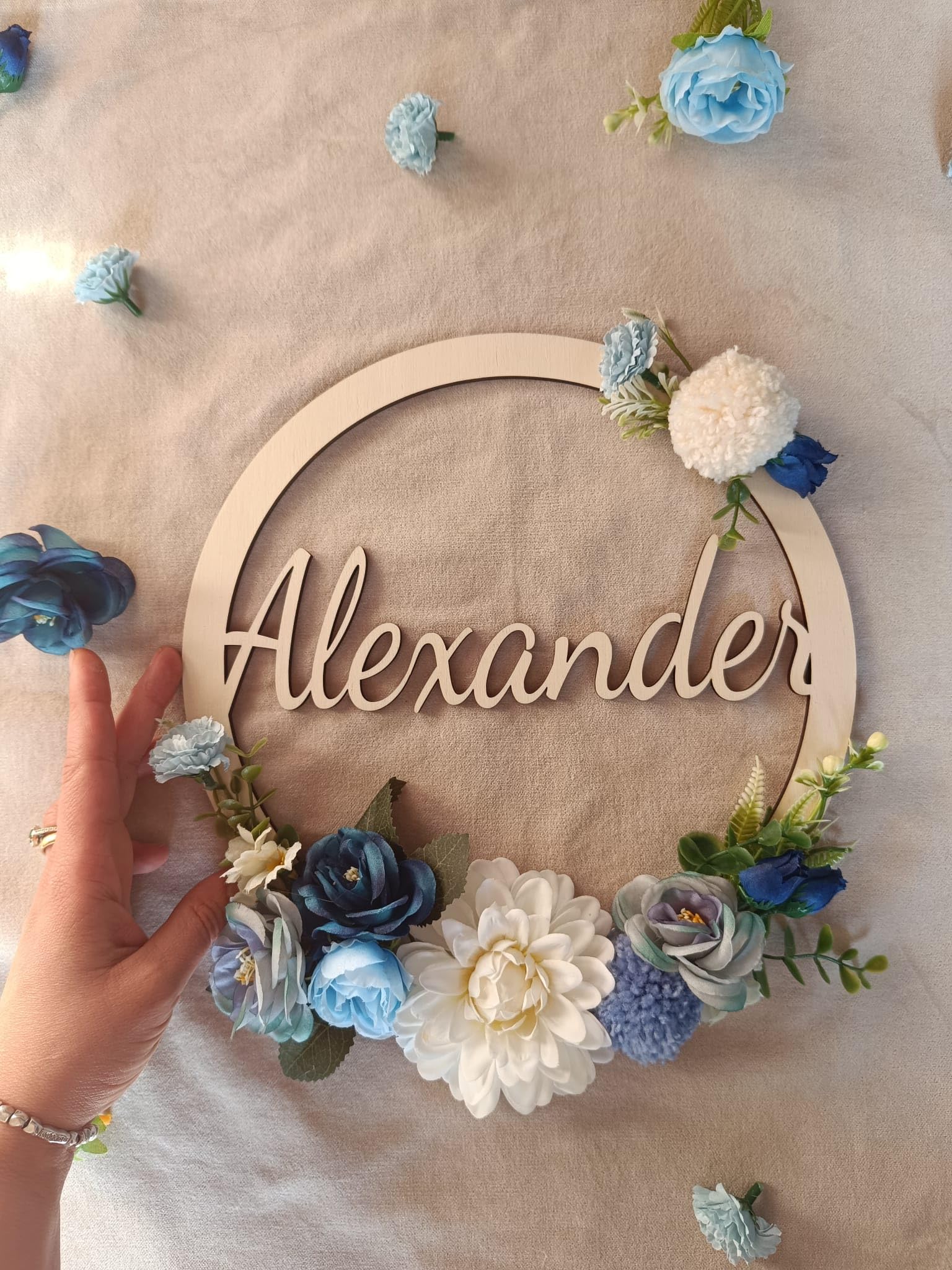 Fiocco Nascita Bimba, Idea Regalo Personalizzato Nascita Bimbo, Decorazione in Legno Artigianale con Fiori per cameretta, Regalo neonata Battesimo, fuoriporta e Regalo Nascita, Ghirlanda Comunione