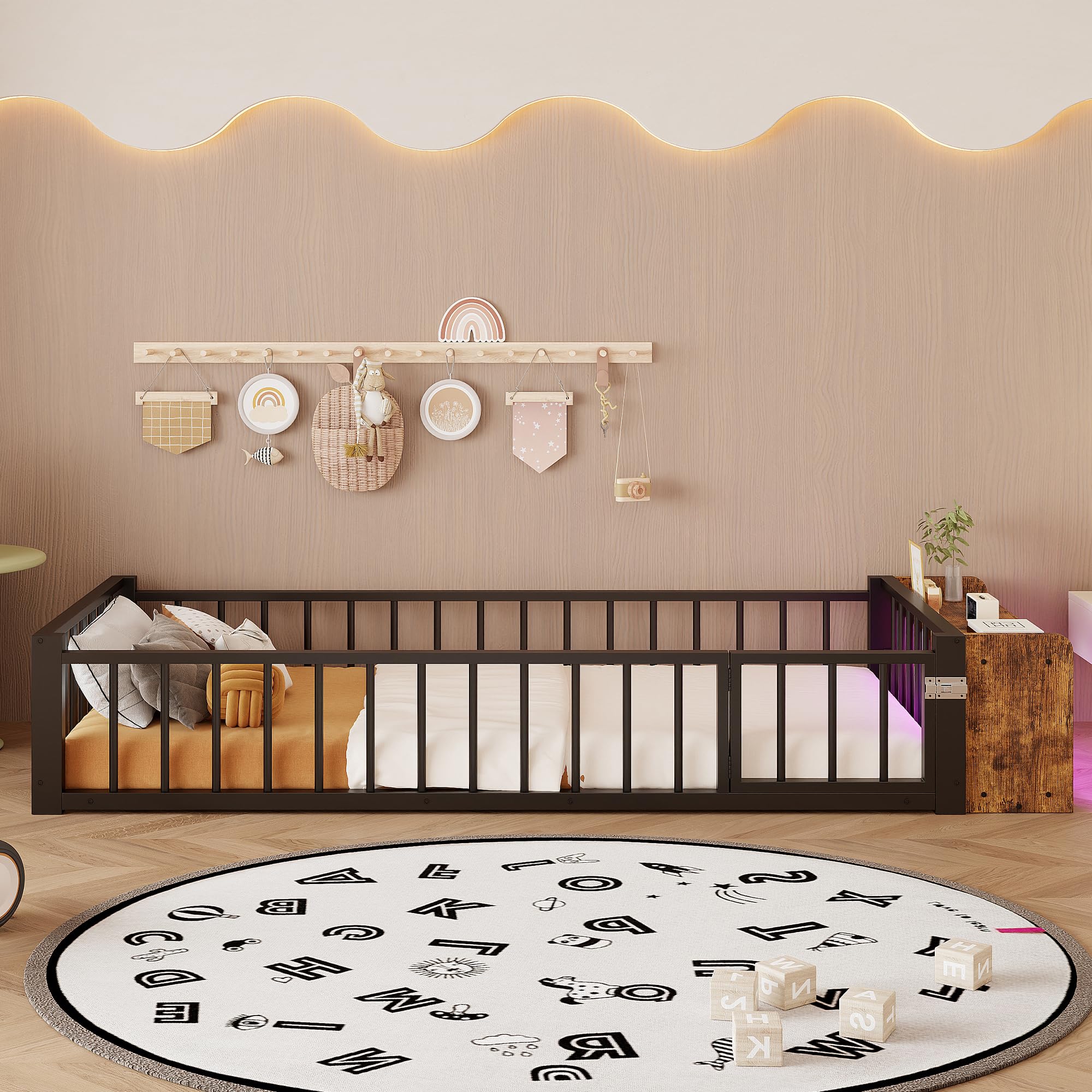 Cama de hierro 90x200 negra con protección anticaídas para solucionar la falta de espacio infantil