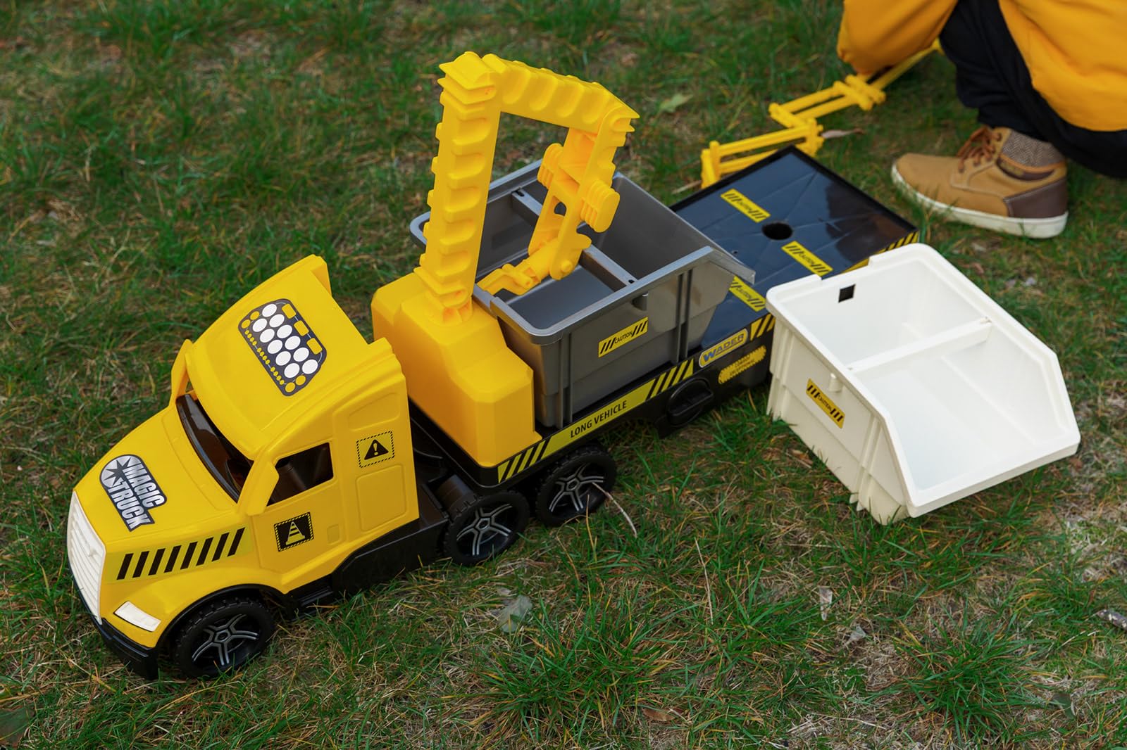 Wader 36471 - Magic Truck Tieflader mit Baucontainern, Kran, Absperrgittern und leuchtenden Scheinwerfern, Größe ca. 79 cm, für Kinder ab 3 Jahren, Geschenk für kreatives Spielen