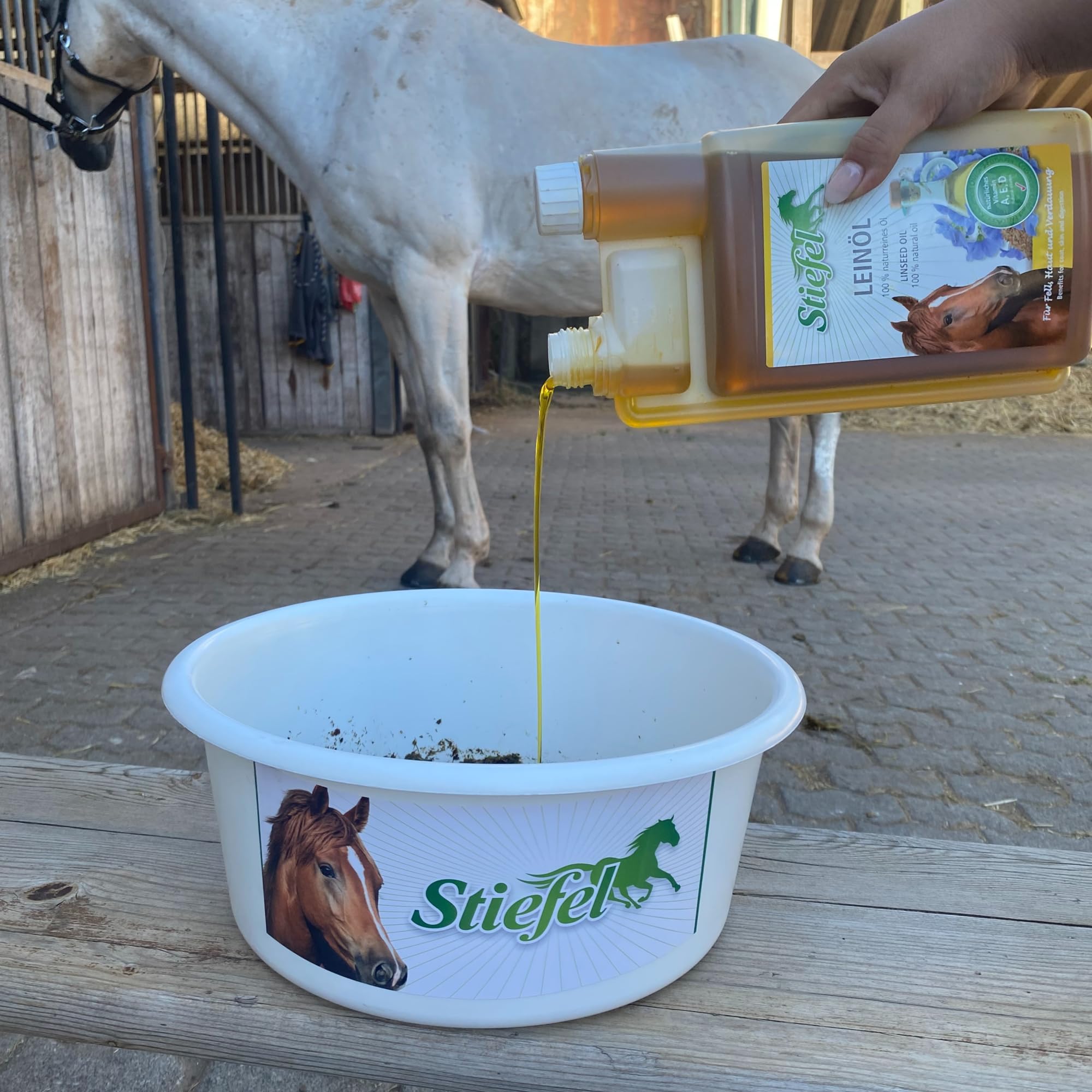 Stiefel Olej lniany | dwupak | 2 x 1 litr | karma uzupełniająca dla koni | może mieć pozytywny wpływ na skórę i sierść oraz przyczynić się do zdrowego trawienia